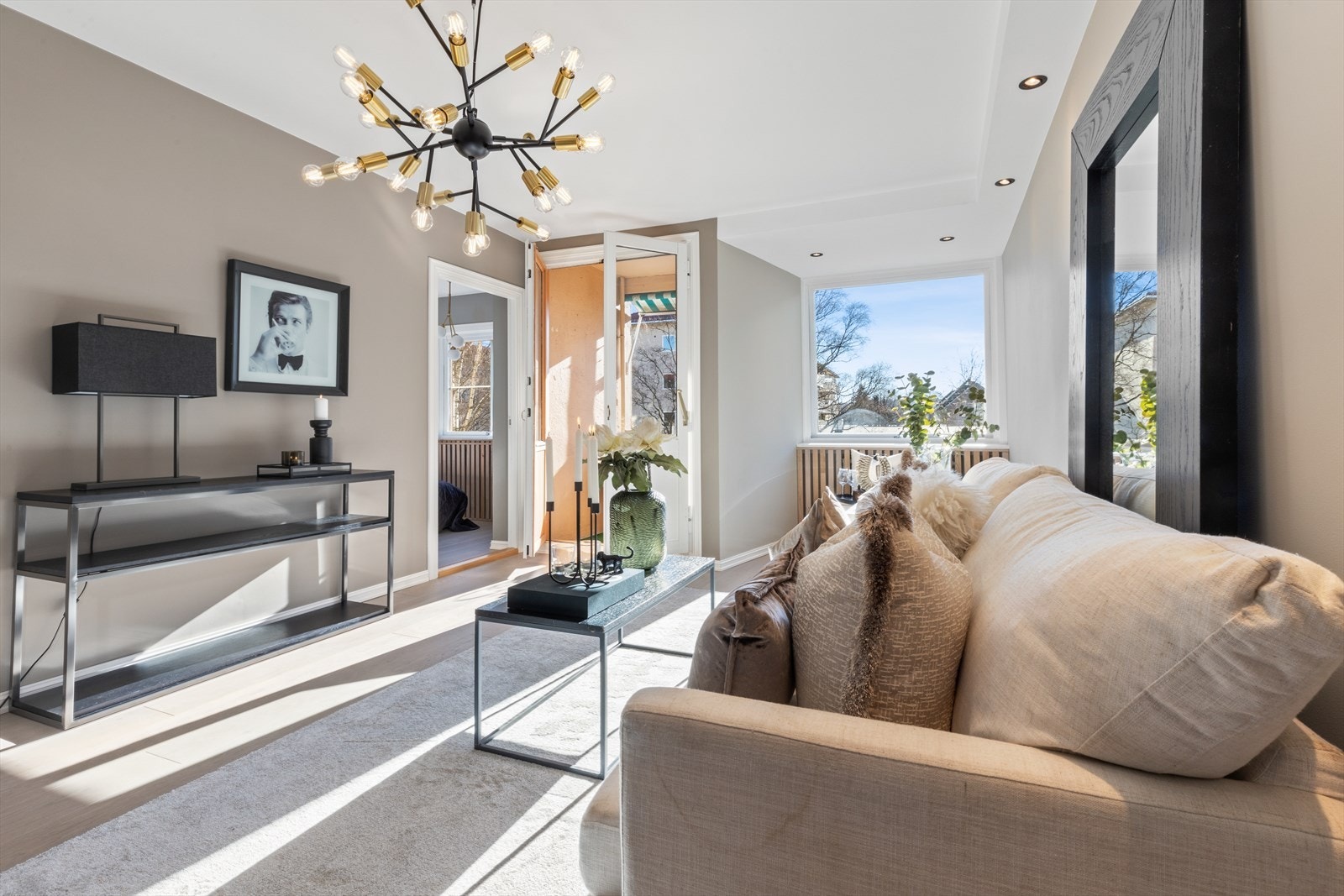 Stuen har fin plass til sofagruppe, samt TV-møblement. Galleribilde