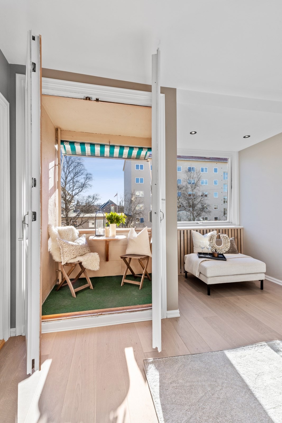 Fra stuen er det utgang til balkong. Legg merke til moderne spilevegg som dekker radiator. Galleribilde