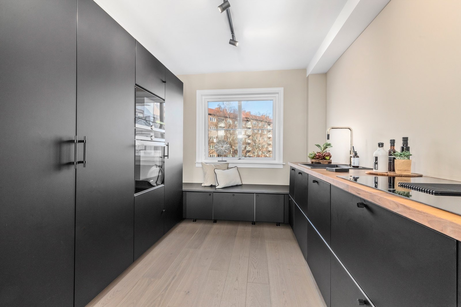 Full høyde på kjøleskap og fryseskap. Galleribilde