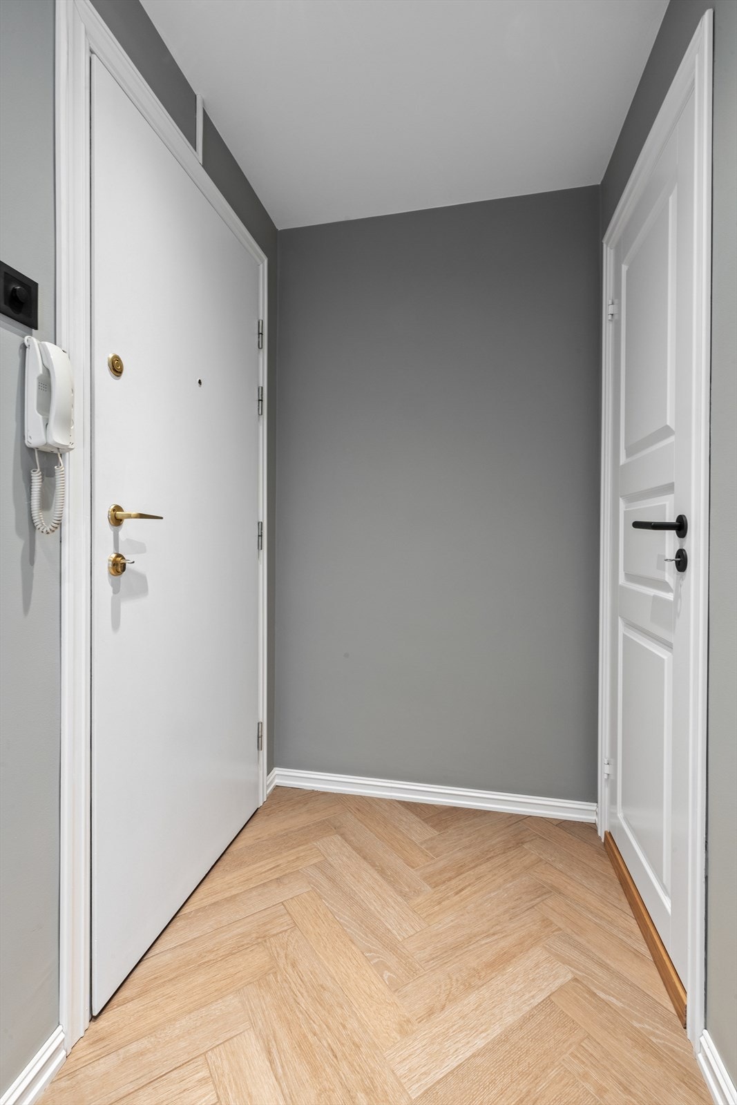 Innbydende entré med fiskebeinsfliser og varme i gulv, samt tilgang til flislagt vaskerom. Galleribilde