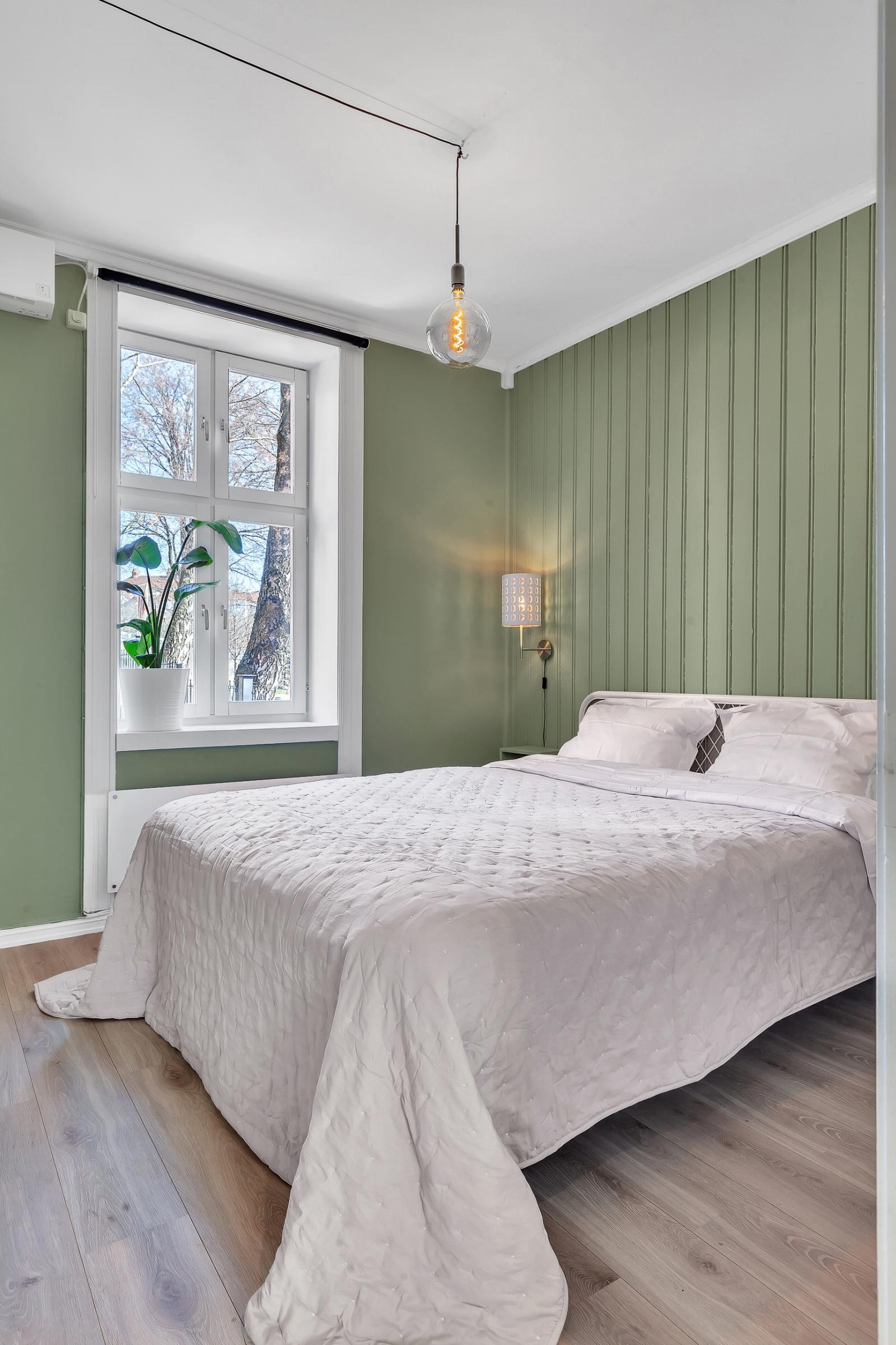 Det er noe malt panel på vegger, og ellers laminat på gulv. Galleribilde