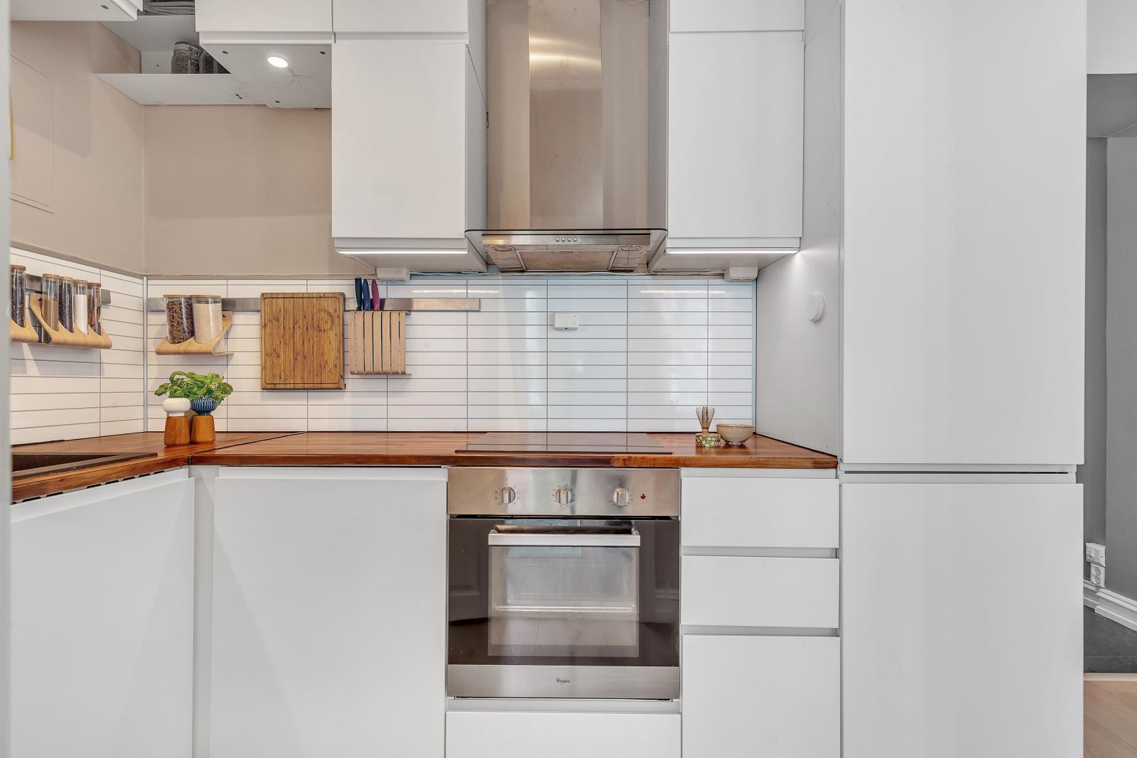 Det er blant annet induksjonsplatetopp, stekeovn (ny i 2017) og kjøle-/fryseskap. Galleribilde