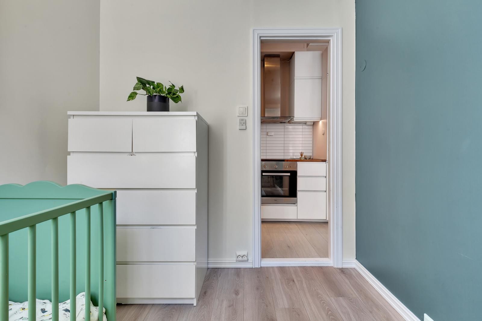 Soverommet har malte vegger og laminat på gulv. Galleribilde