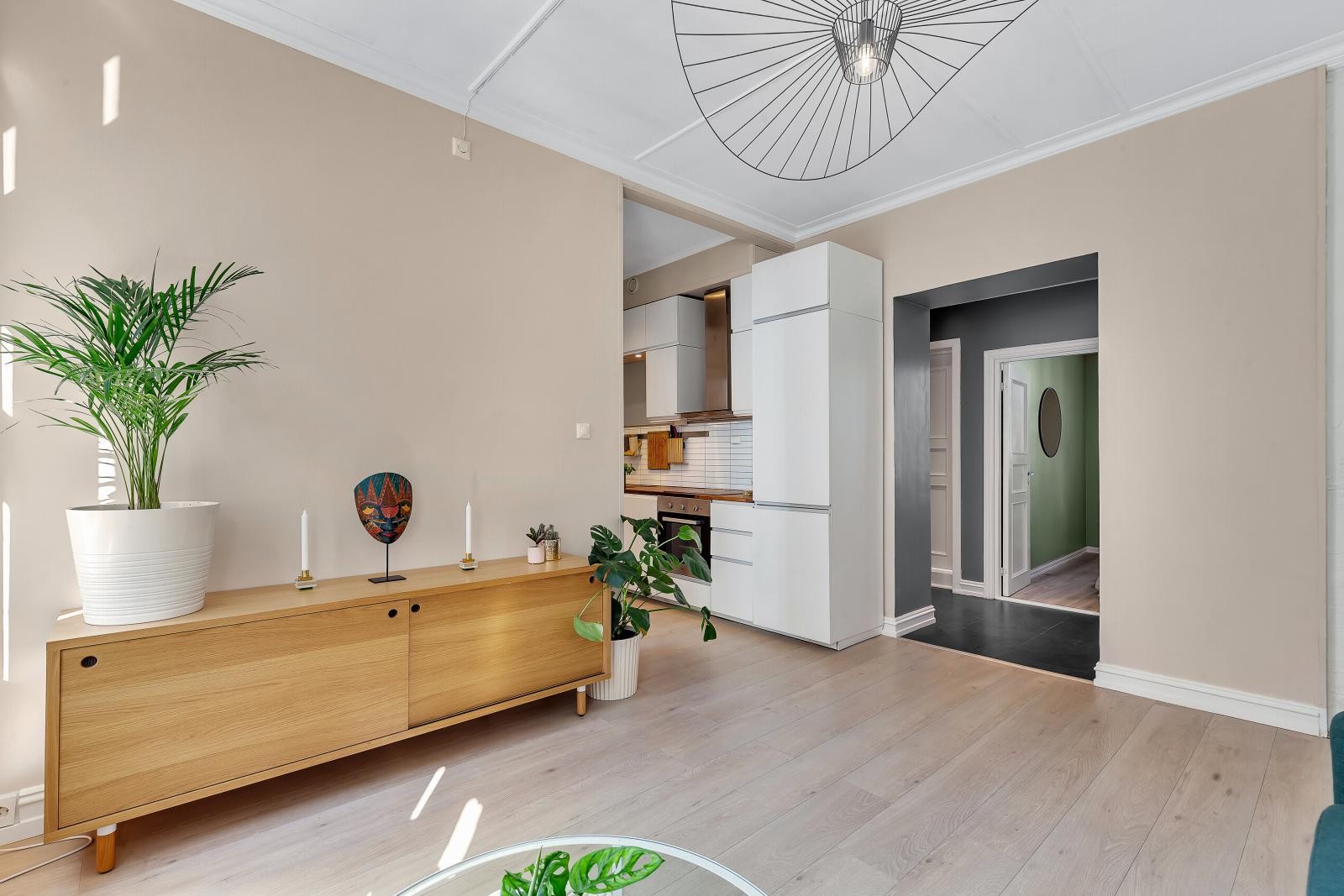 Stuen er i åpen løsning med kjøkkenet, og har god plass til ønsket møblement. Galleribilde