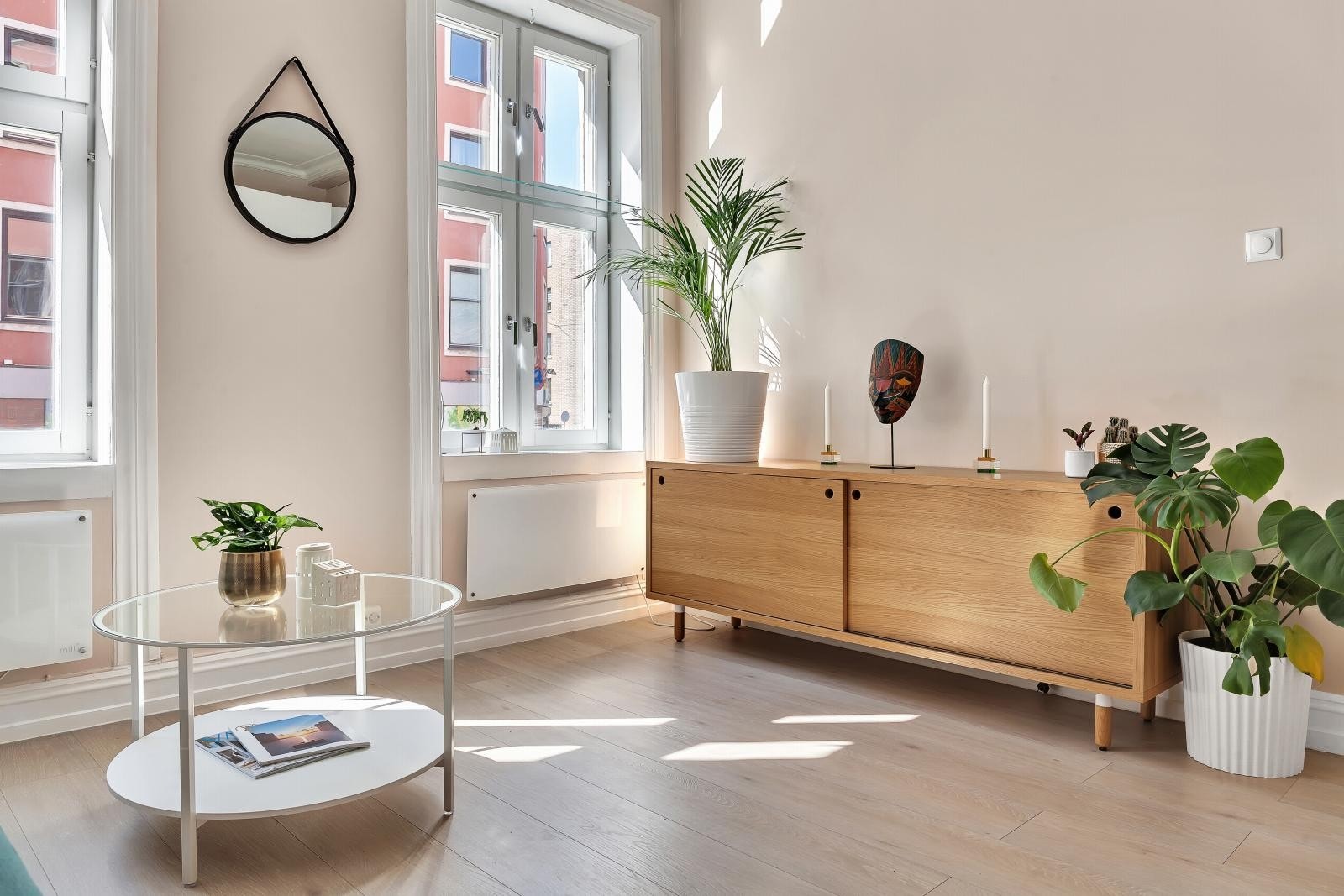 Stuen er innbydende og har en koselig peis som bidrar til en koselig atmosfære. Galleribilde