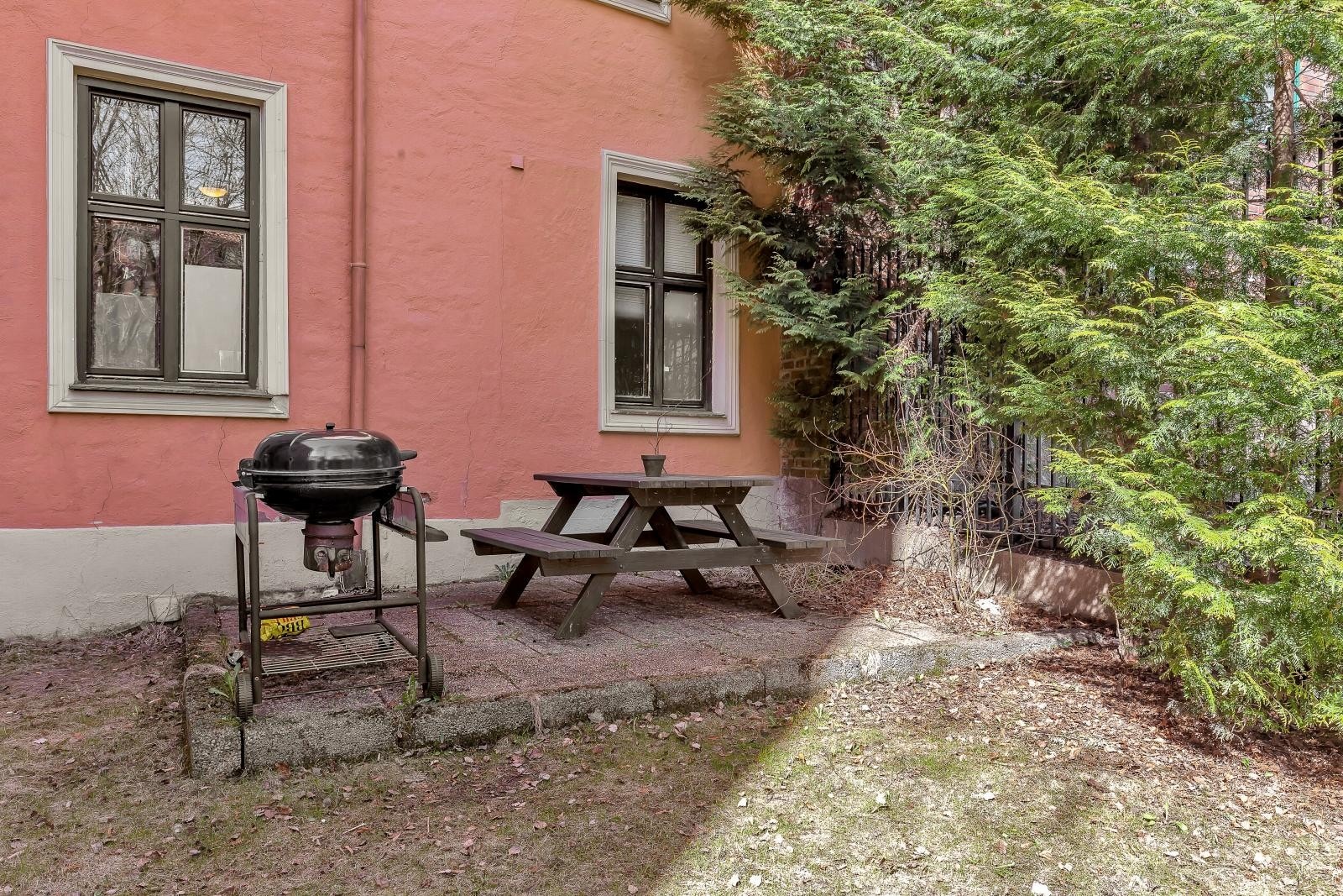 Fellesområde i avlåst gårdsrom med sittegruppe. Galleribilde