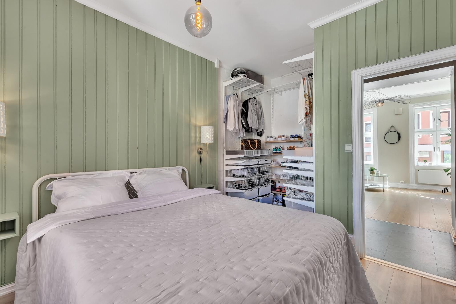 Soverommet har et åpent walk-in closet med veggmontert garderobesystem fra Elfa Galleribilde