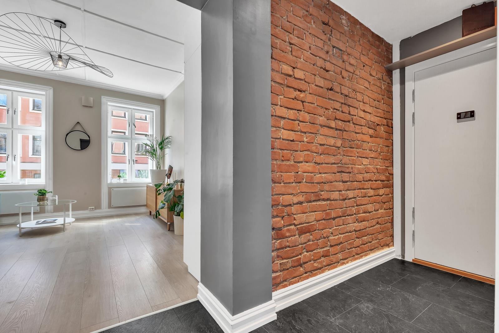 Entreen er innbydende og har en sjarmerende vegg med teglstein - Velkommen inn! Galleribilde