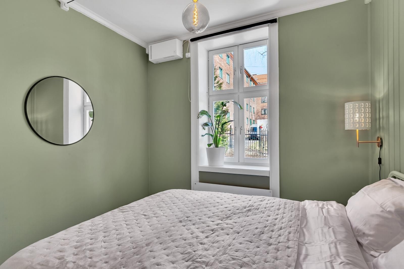 Det er god plass til dobbeltseng på det hovedsoverommet. Galleribilde