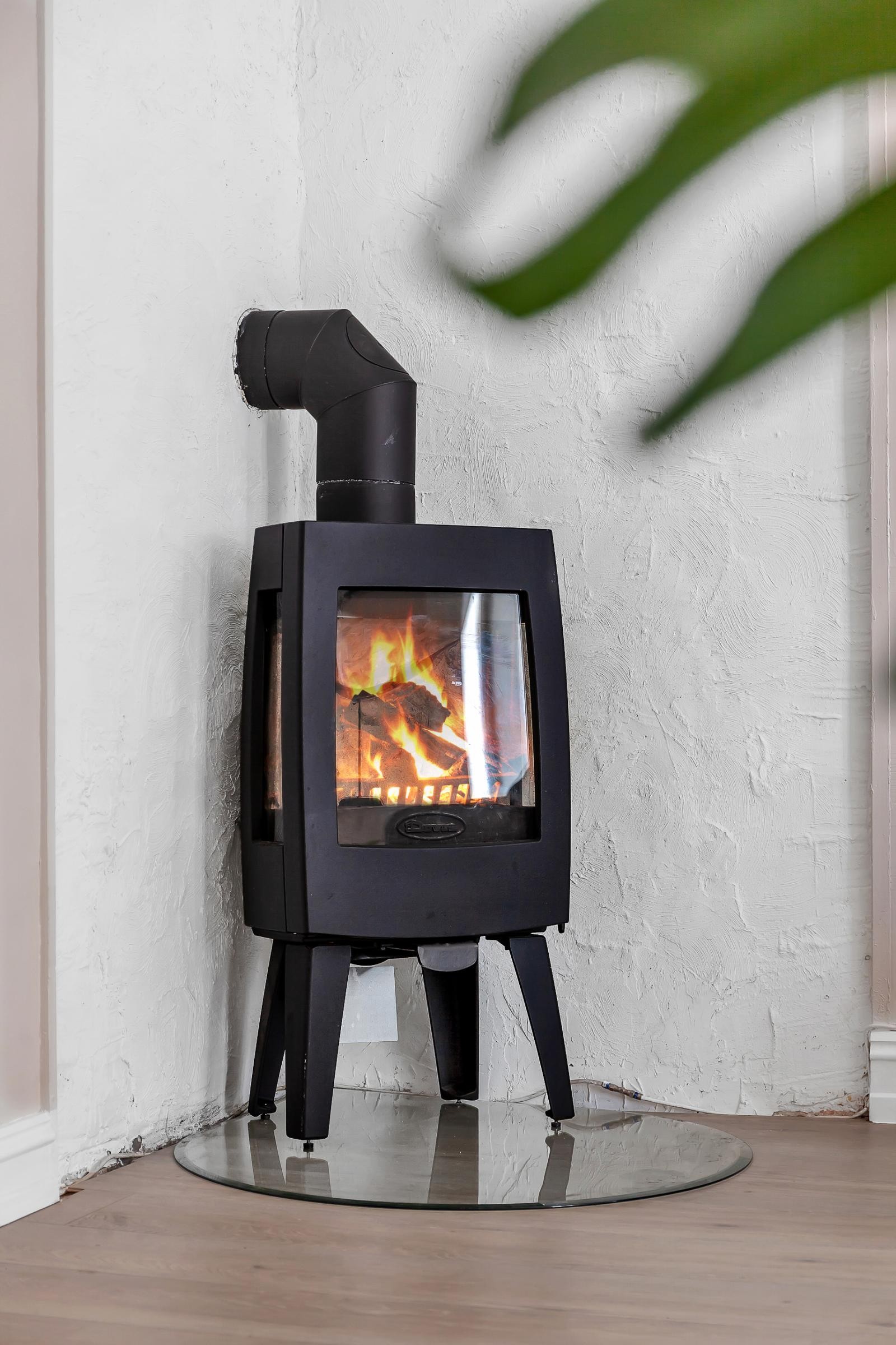 Peisovn for vedfyring ble installert i 2020. Galleribilde
