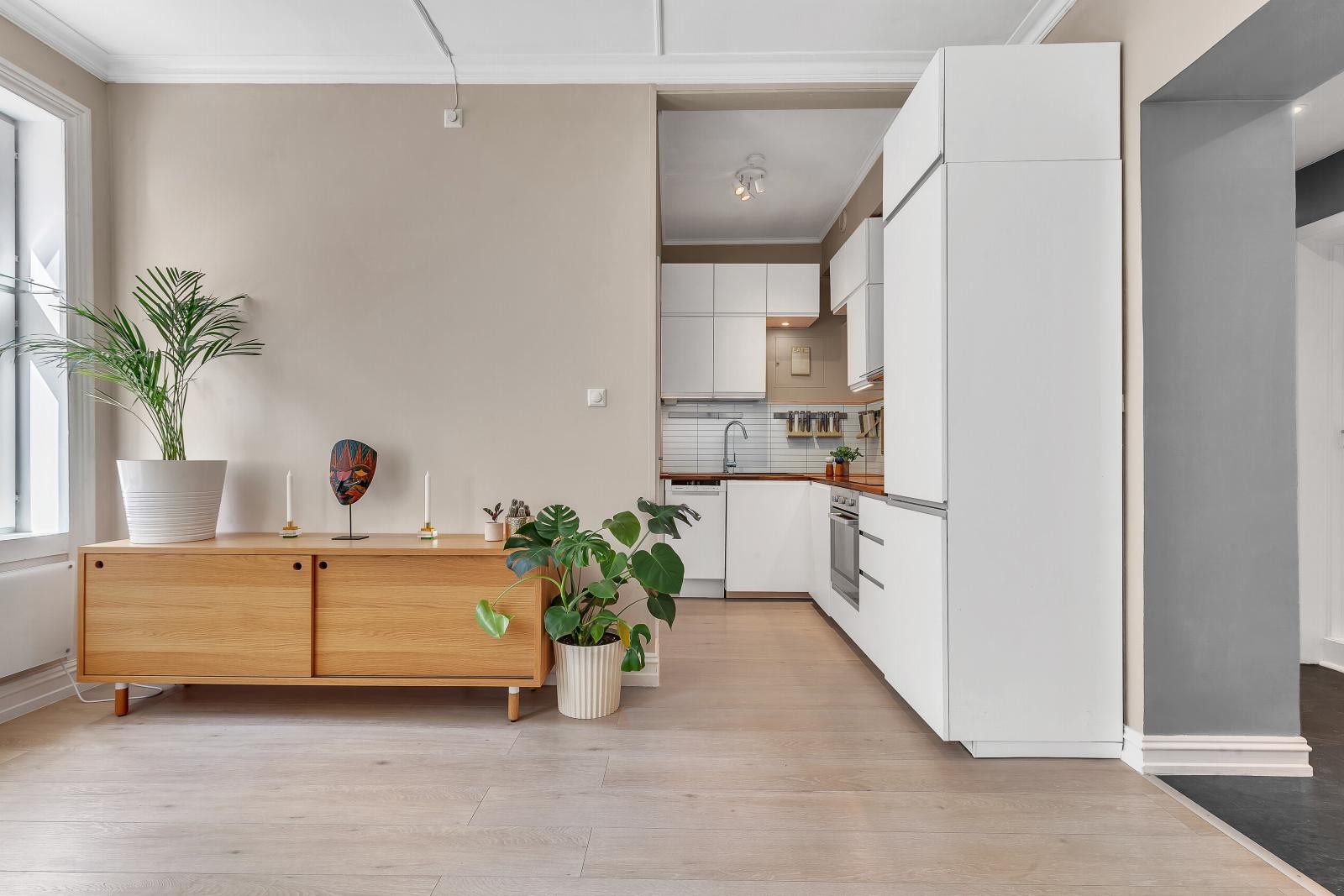 Åpen kjøkkenløsning byr på sosialt samvær over matlaging med gode venner. Galleribilde