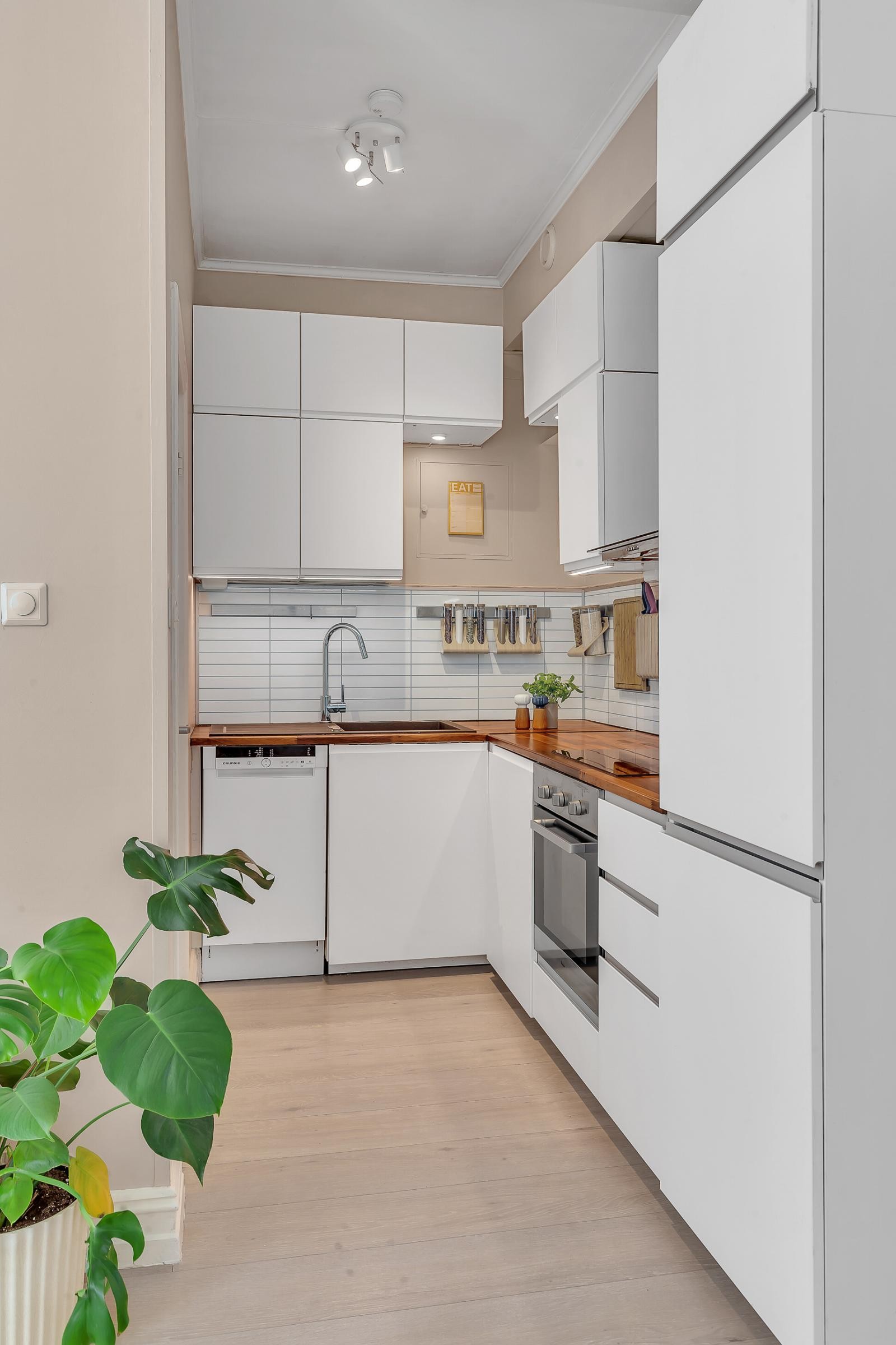 Det er opplegg for en smal oppvaskmaskin, og selger opplyser om at oppvaskmaskinen medfølger handelen. Galleribilde