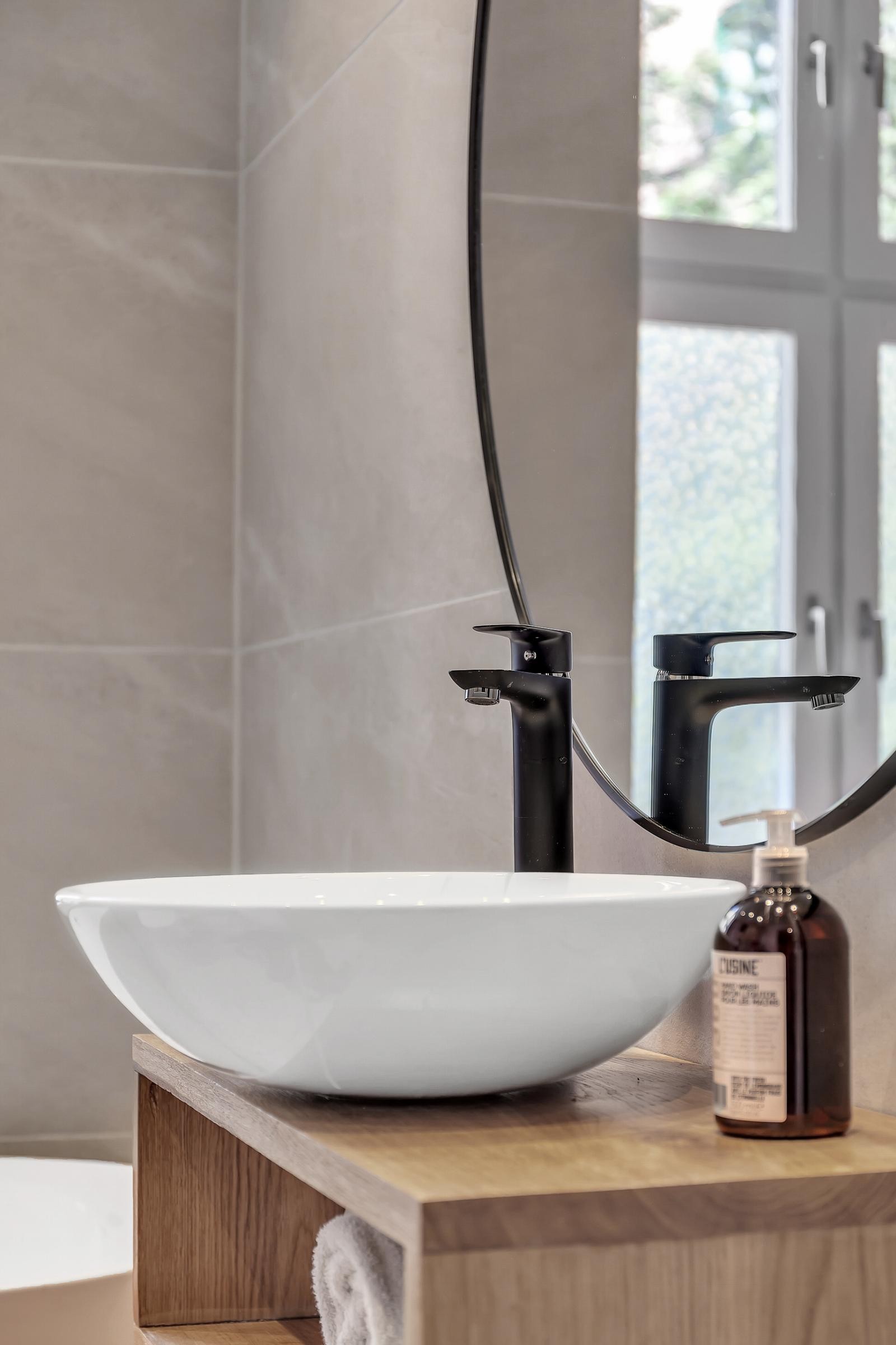 Det er gjennomførte sorte detaljer på baderommet som gir et moderne preg. Galleribilde