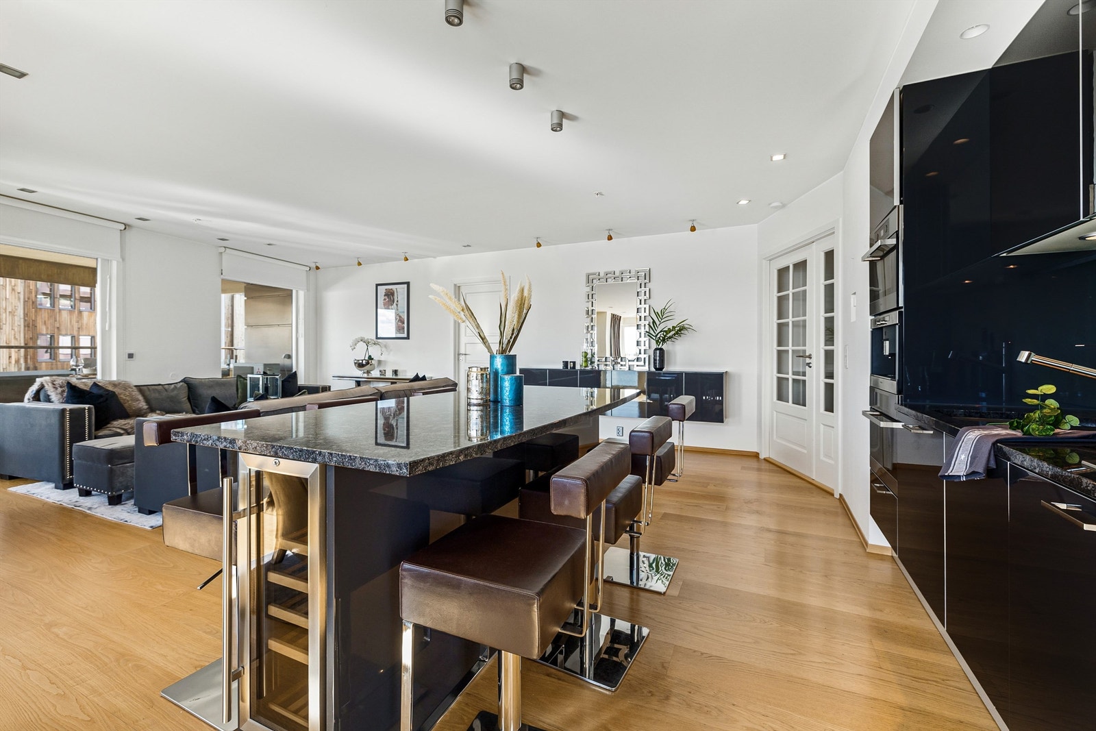 Legg merke til vinskapet i kjøkkenøyen. Galleribilde