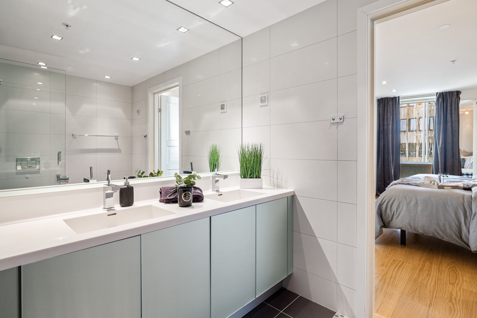 Det er direkte adkomst til badet fra hovedsoverommet. Galleribilde