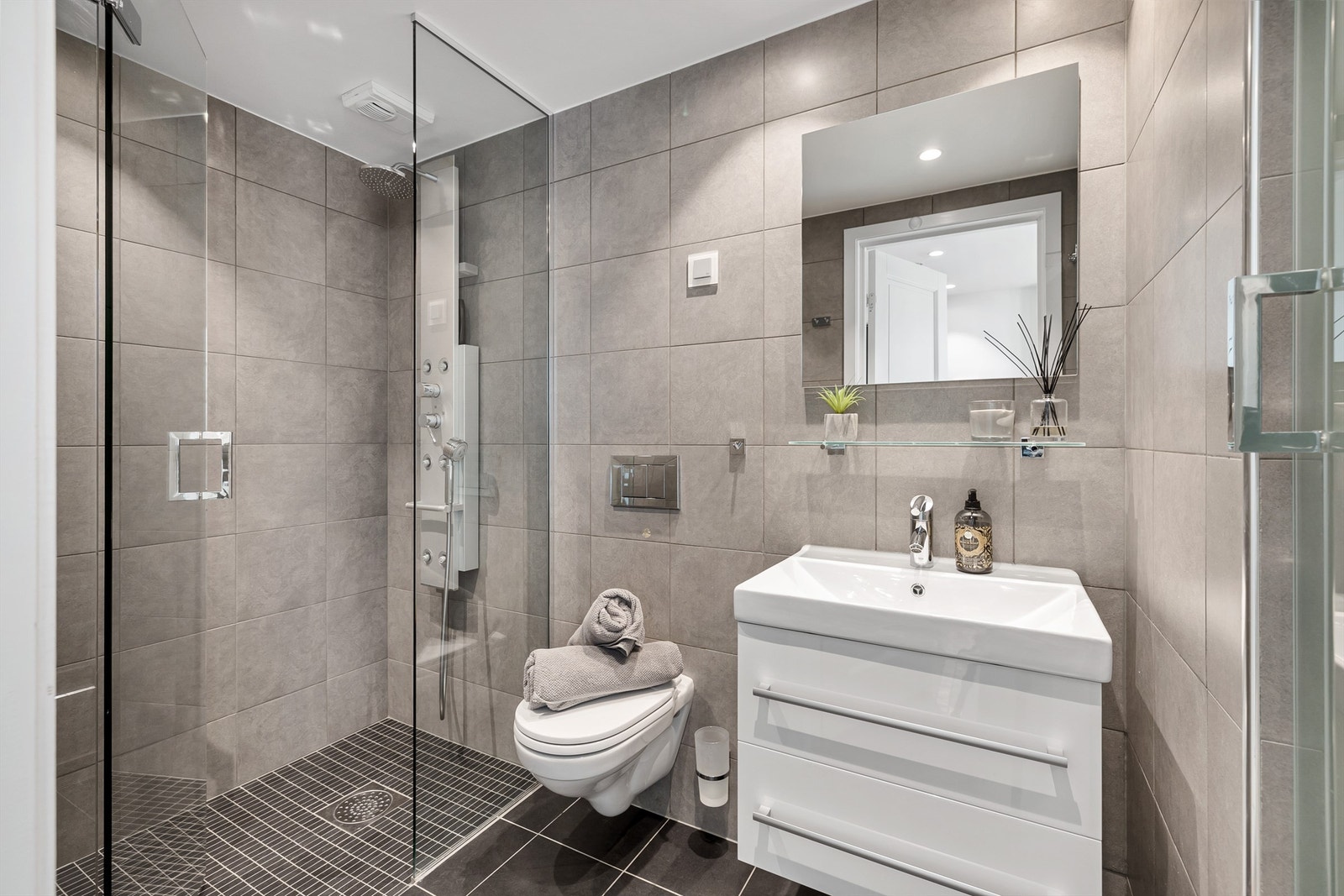 Meget delikat bad med smart løsning for vaskemaskin og tørketrommel. Galleribilde