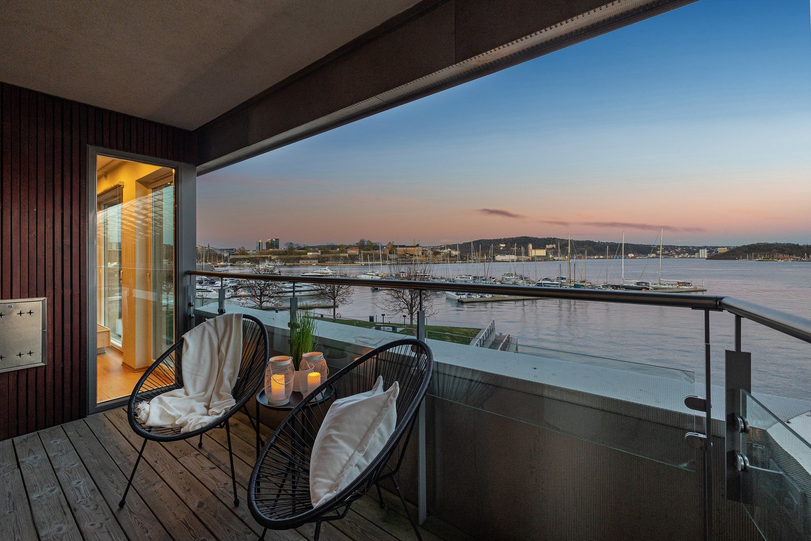 Den store balkongen er lun og hyggelig å sitte på både vår, sommer og høst. Galleribilde