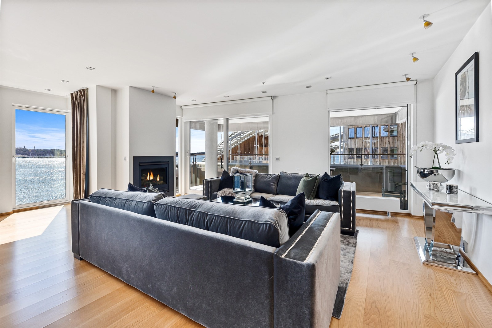 Fra stuen er det utgang til stor balkong på 17 kvm. Galleribilde