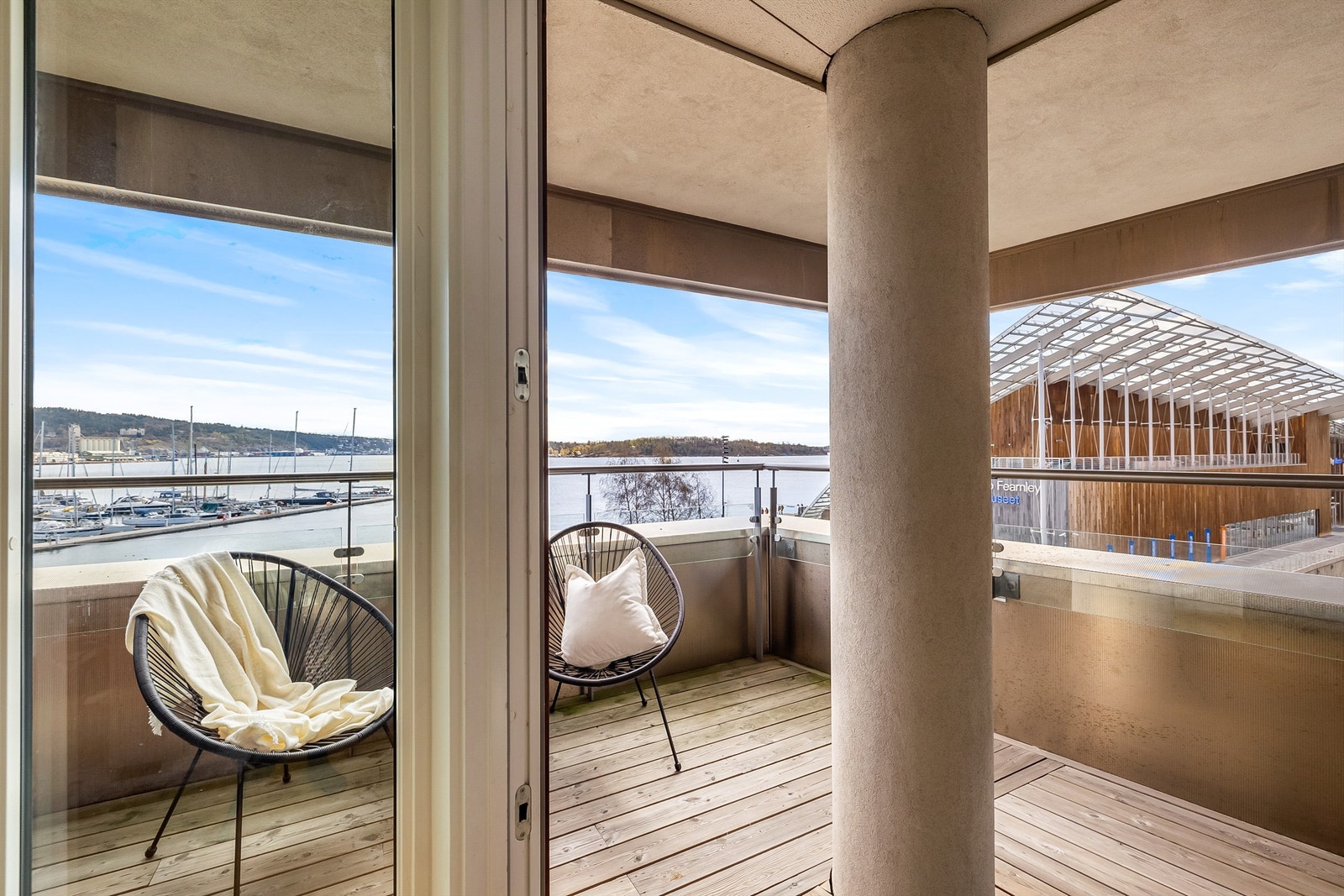 Utgang til balkong. Galleribilde