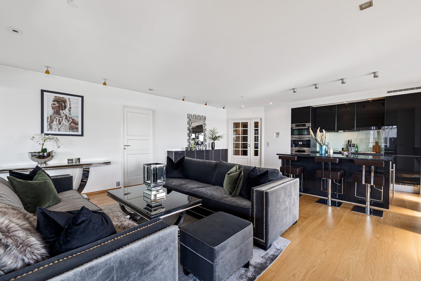 Romslig stue. Galleribilde