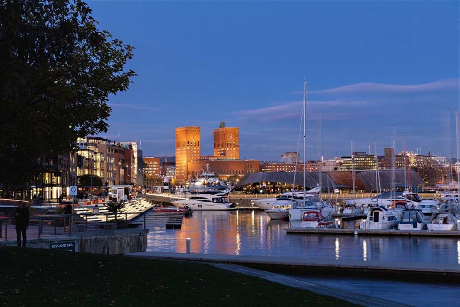Kveldsstemning på Aker Brygge/Tjuvholmen. Galleribilde