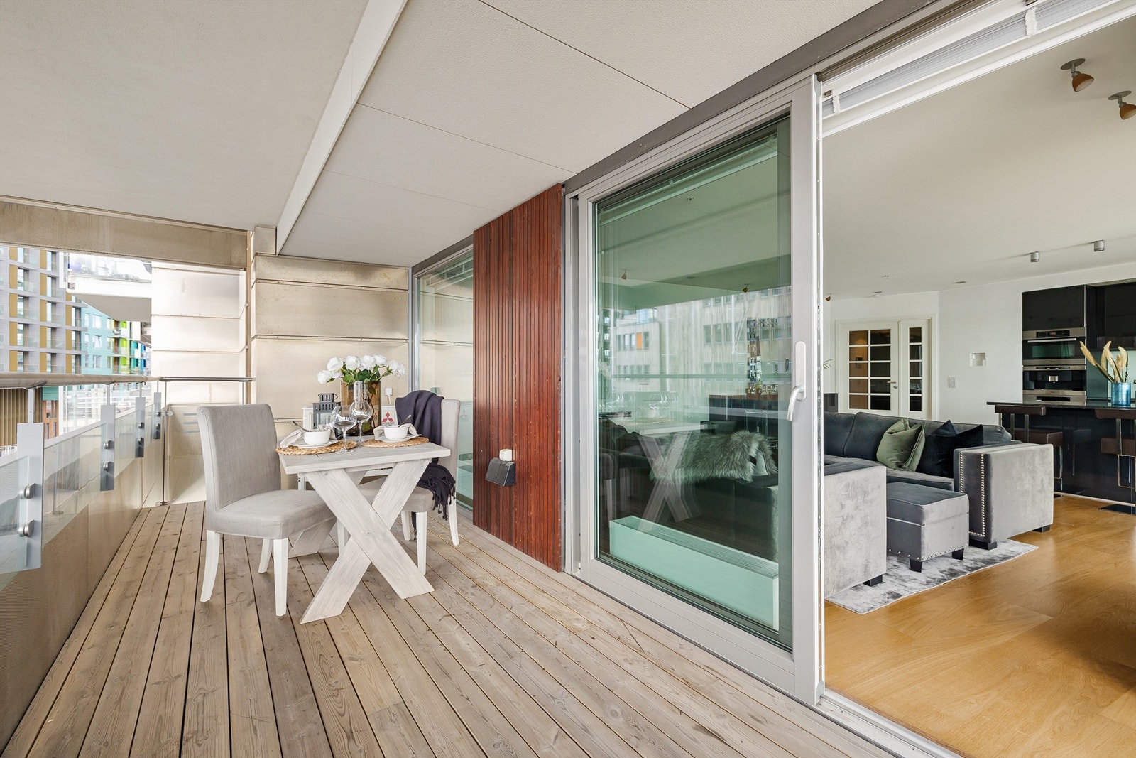 Stor skyvedør tar deg ut til balkongen fra stuen. Galleribilde