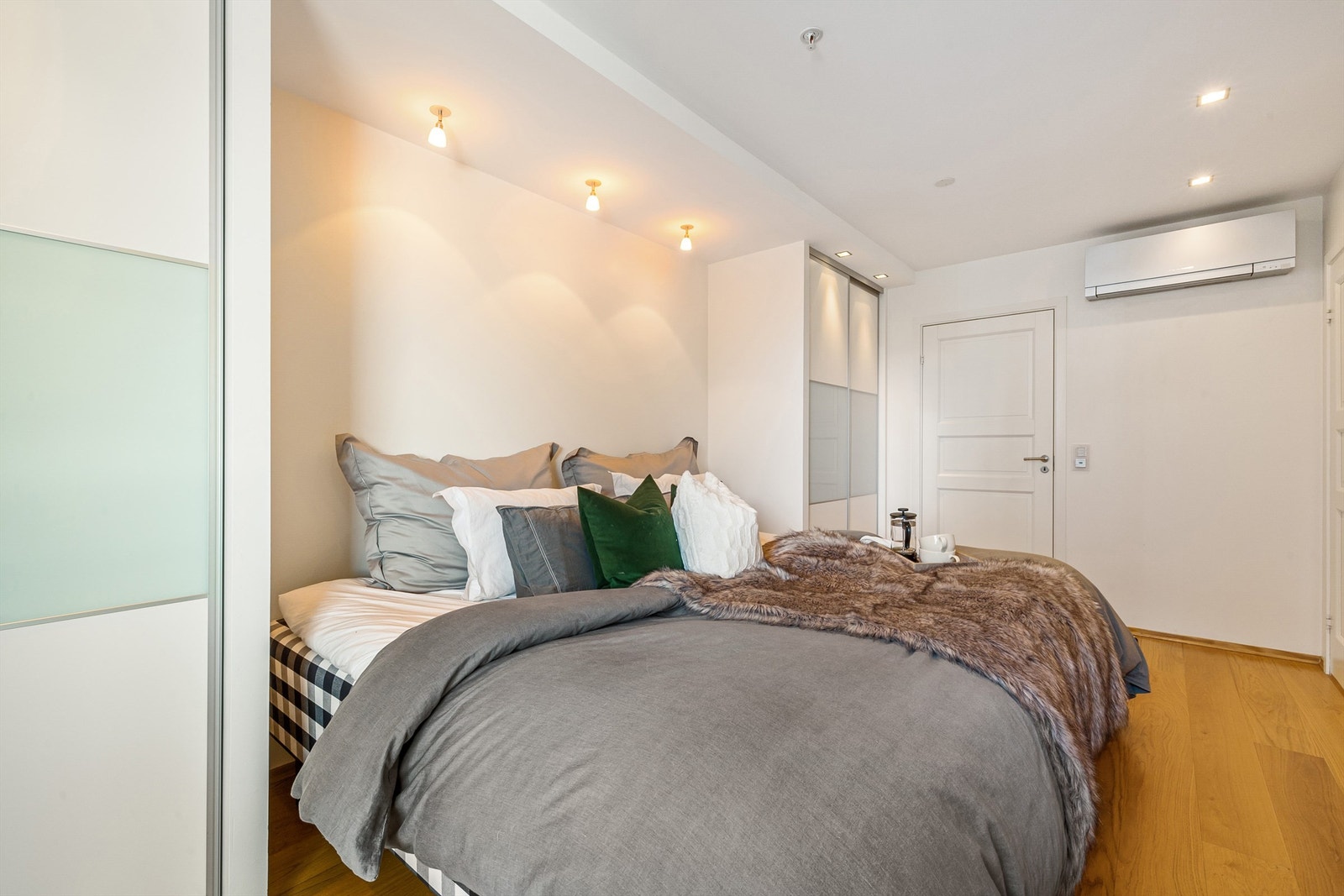 Fra soverommet er det direkte adkomst til stort bad. Galleribilde