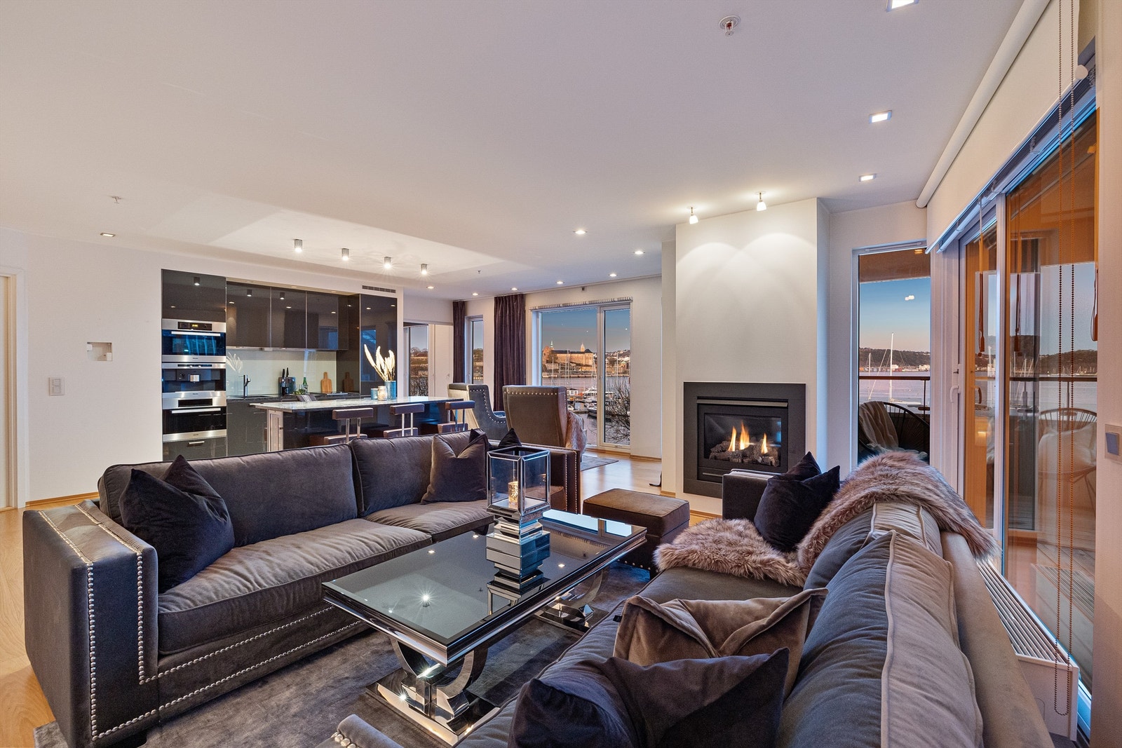 Sitter du i sofaen ser du både sjøen, båtene og Akershus Festning. Galleribilde