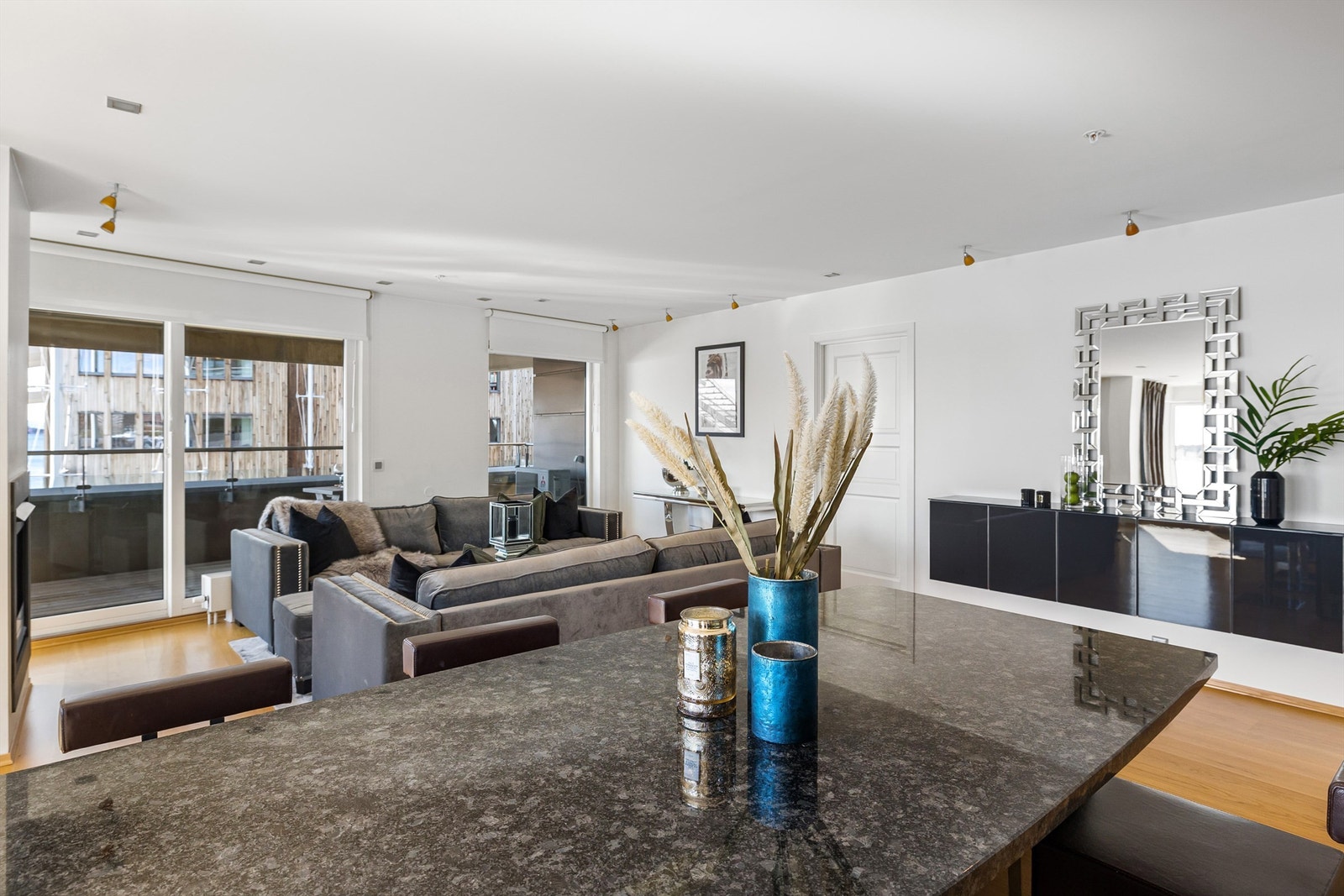 Granitt benkeplate går igjen på hele kjøkkenet. Galleribilde