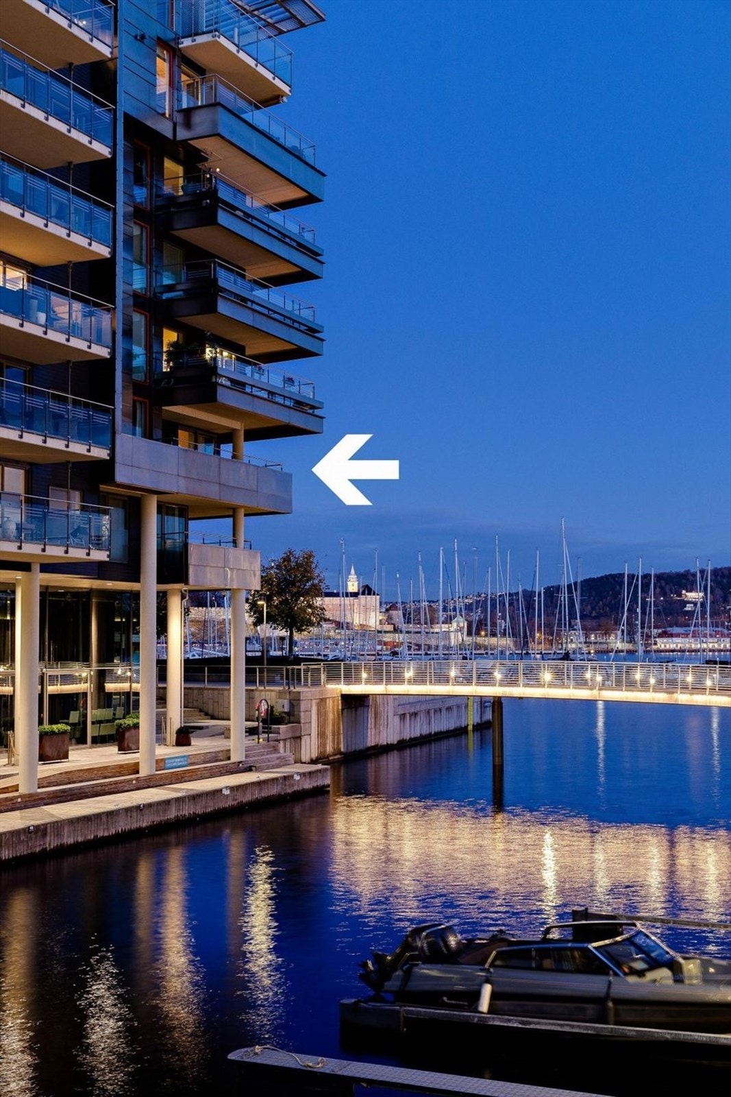 Leiligheten henger over bryggekanten. Galleribilde