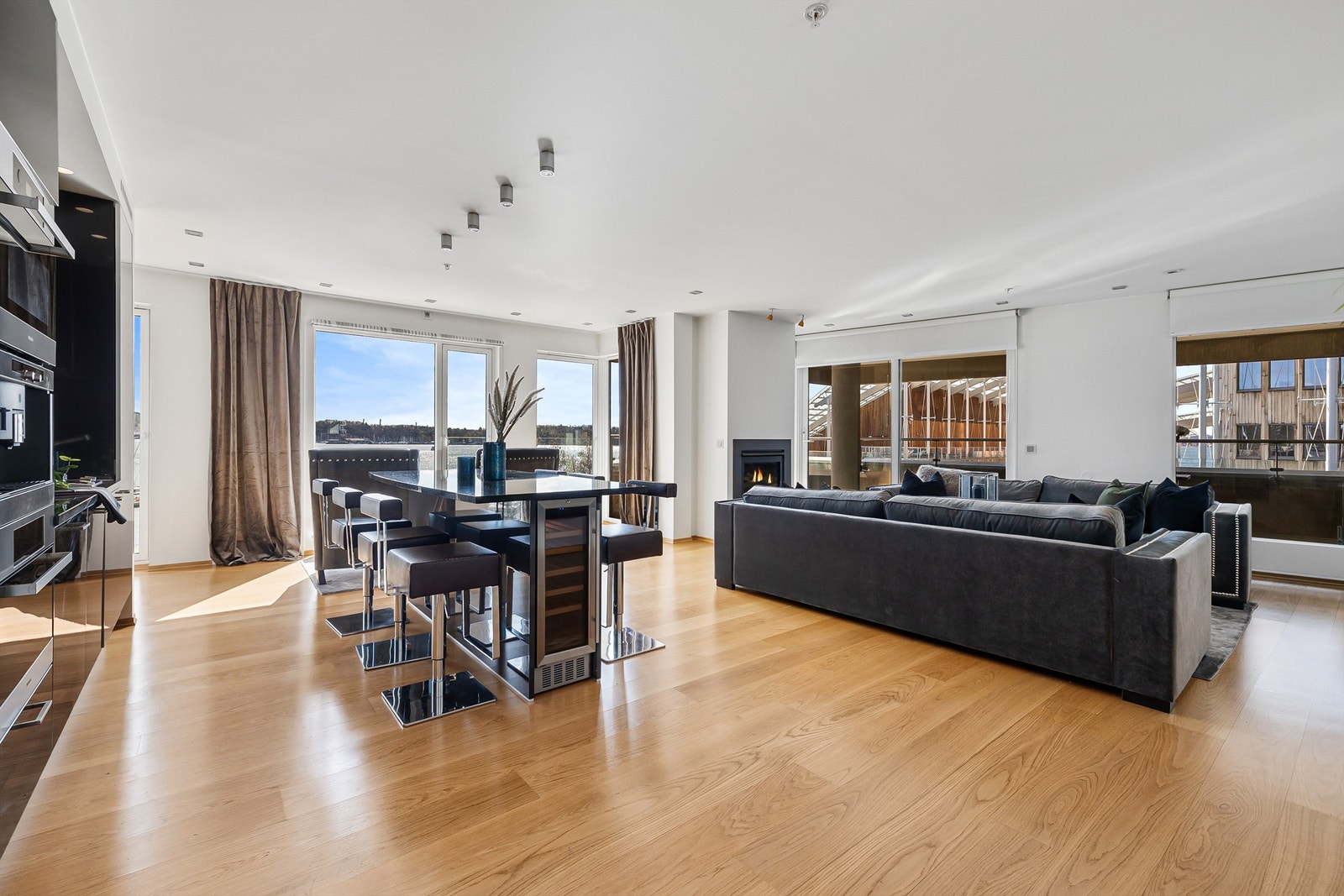 Romslig stue med gasspeis og utgang til
balkong. Galleribilde