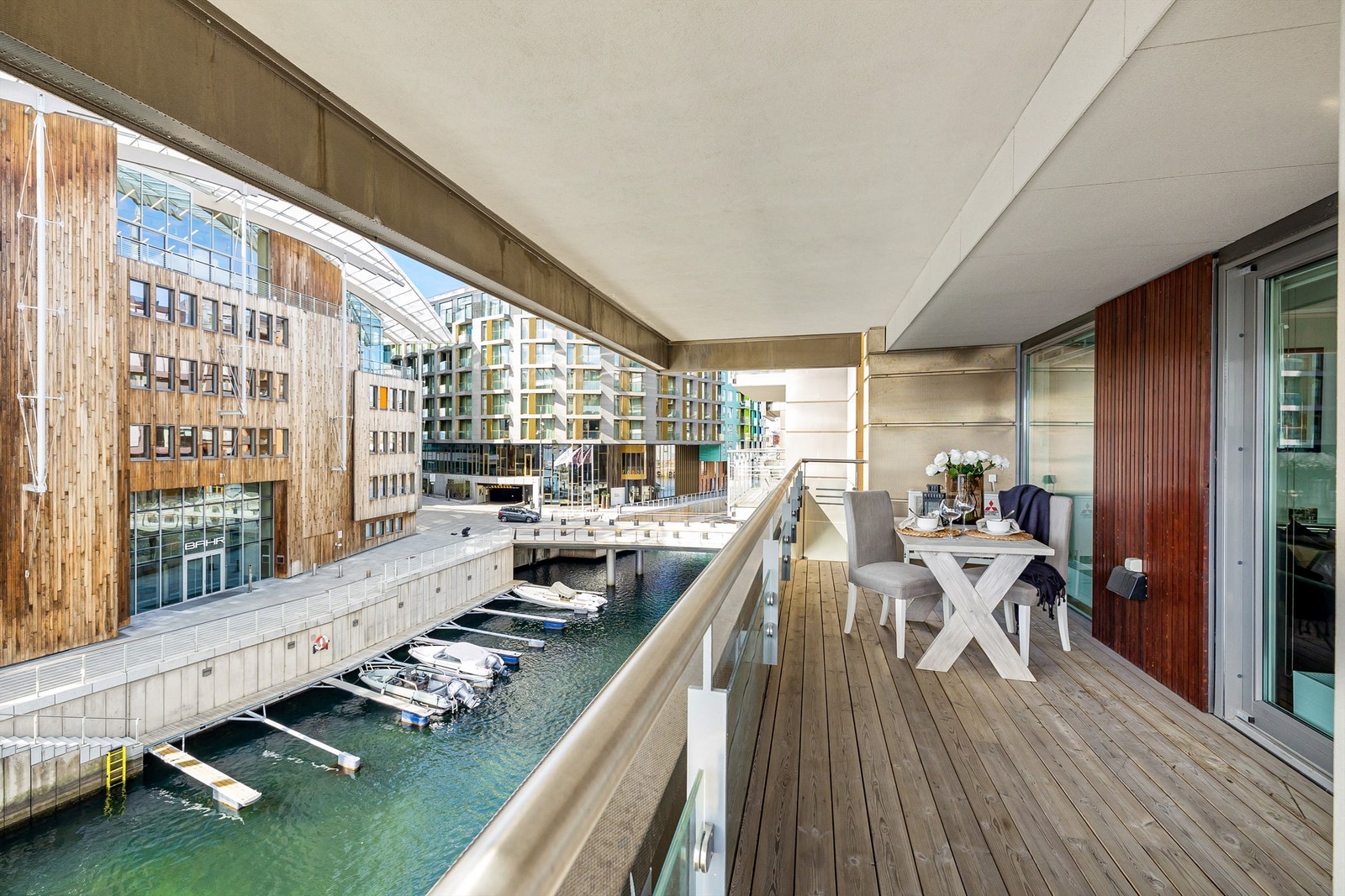 Det er god plass til spisebord for de varme sommerkveldene. Her kan du sitte ute i all slags vær. Galleribilde