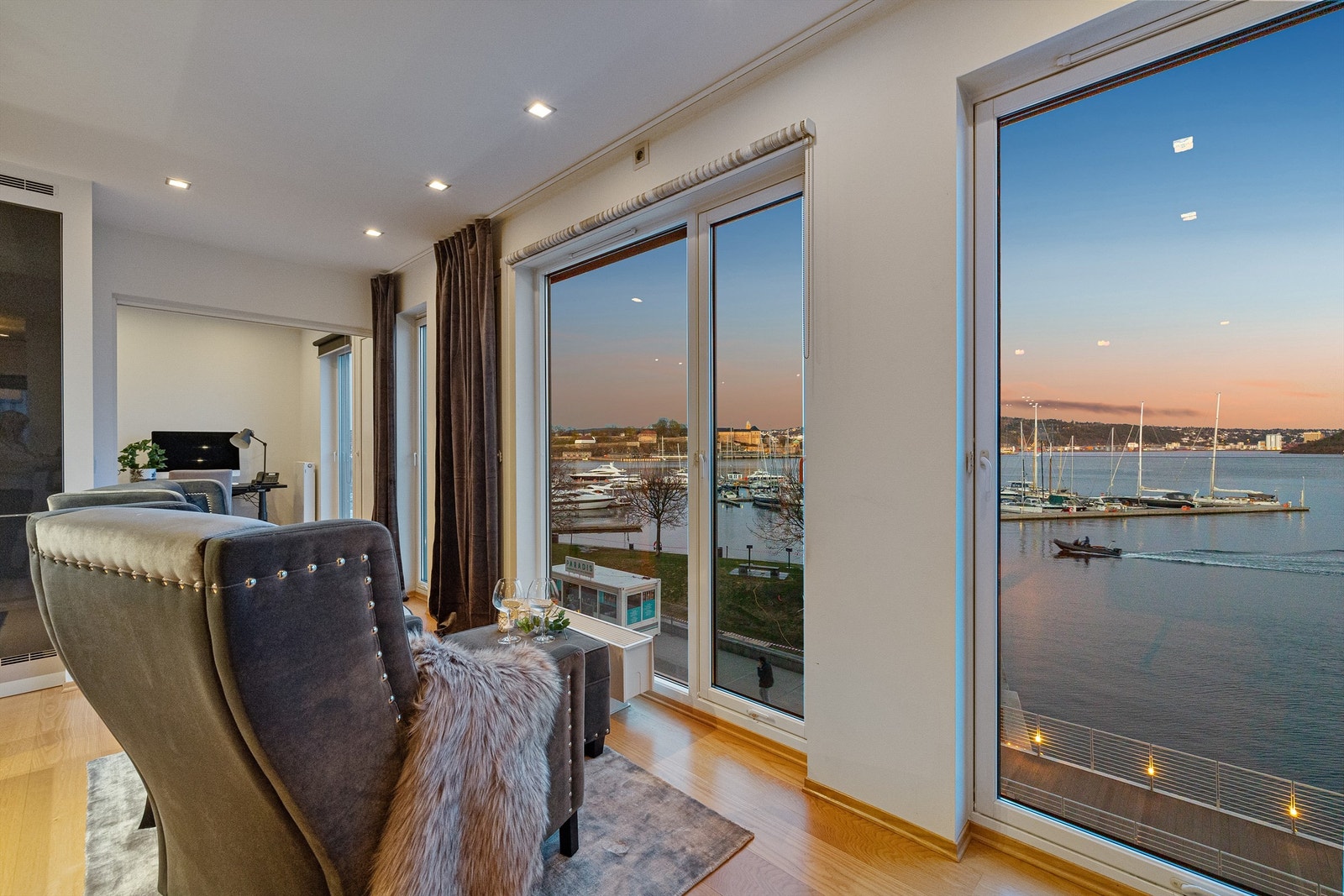 Fra stuen kan du følge med på båtlivet. Galleribilde