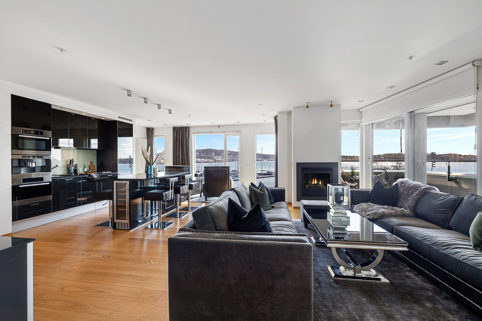 Leiligheten har store vindusflater som slipper inn både sjø og lys. Galleribilde