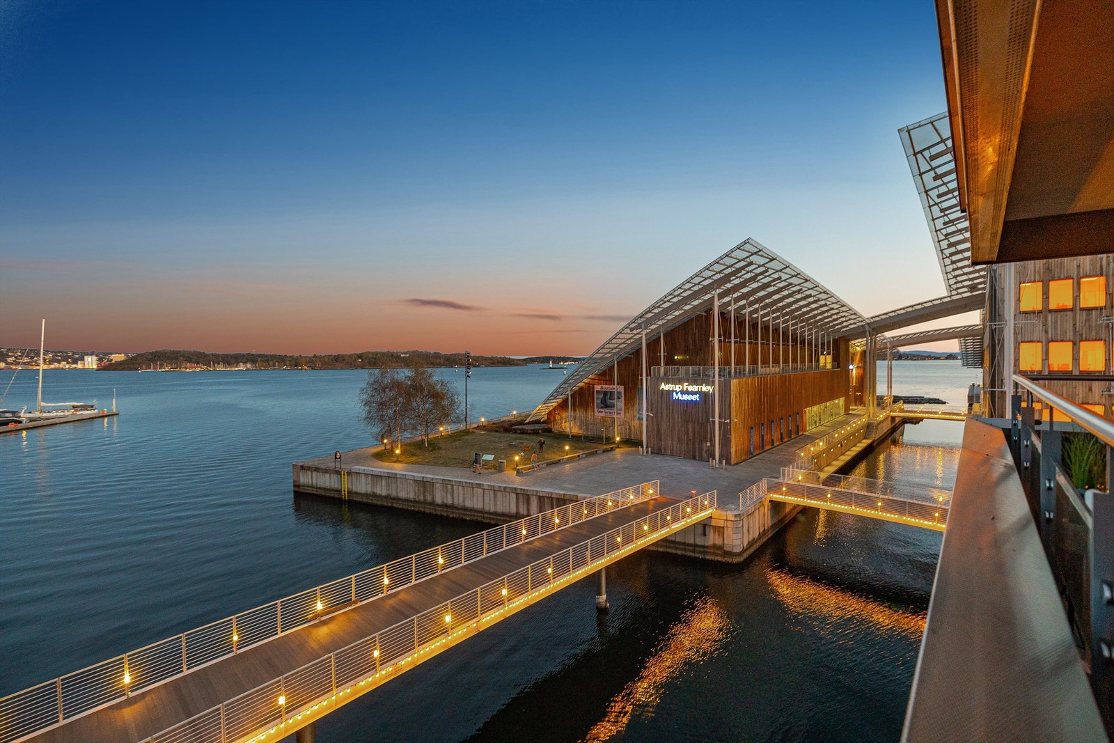 Tjuvholmen er vakkert opplyst om kvelden. Utsikt fra balkongen. Galleribilde