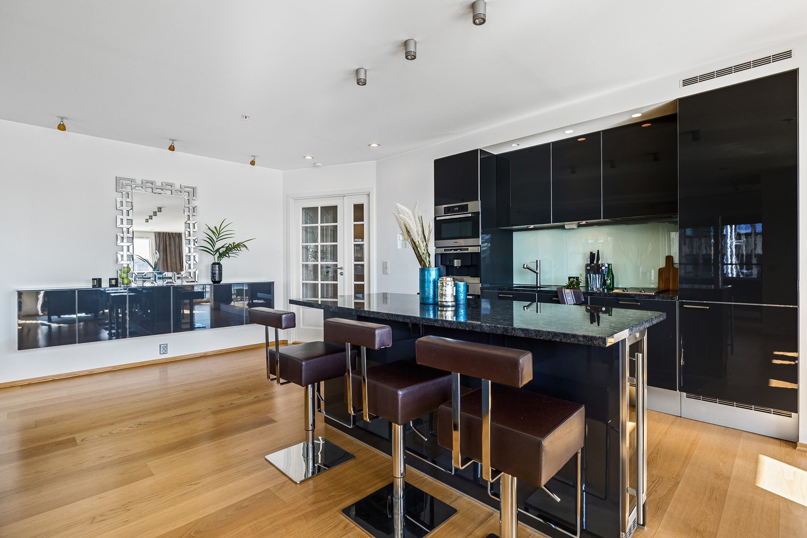 Tidsriktig kjøkkeninnredning med fronter i høyglans. Galleribilde