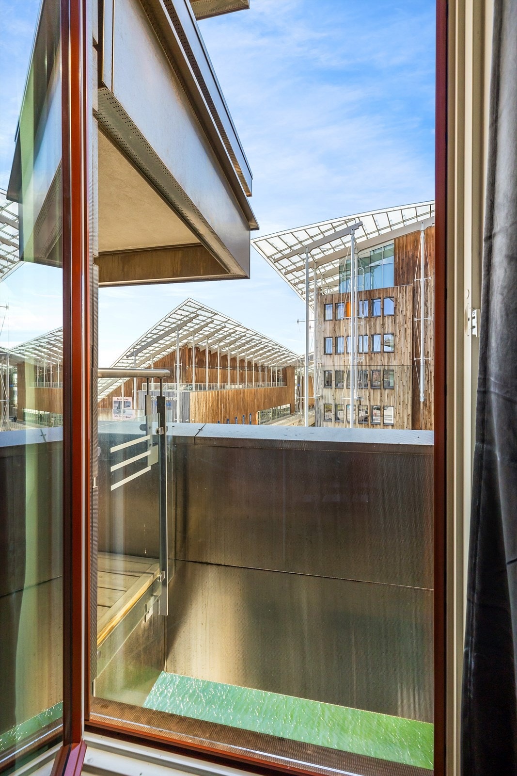 Glassdør fra gulv til tak på hovedsoverommet. Galleribilde