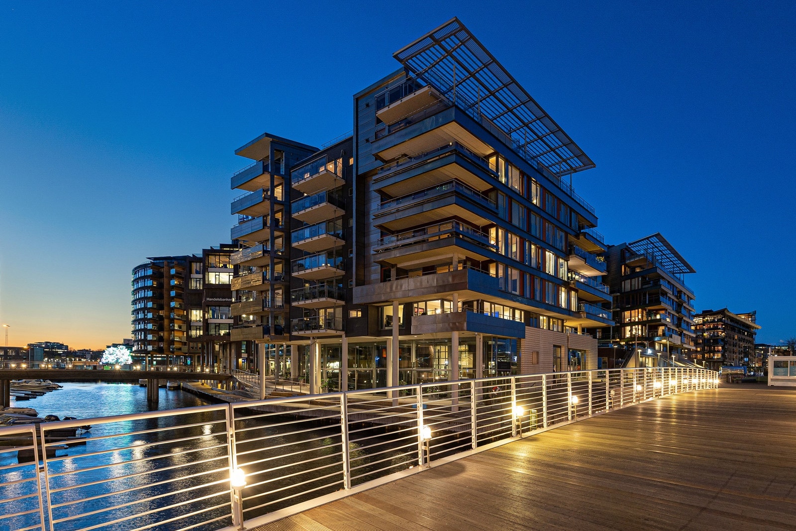 Strandpromenaden sett fra sjøsiden. Leiligheten ligger i 3. etg. Galleribilde
