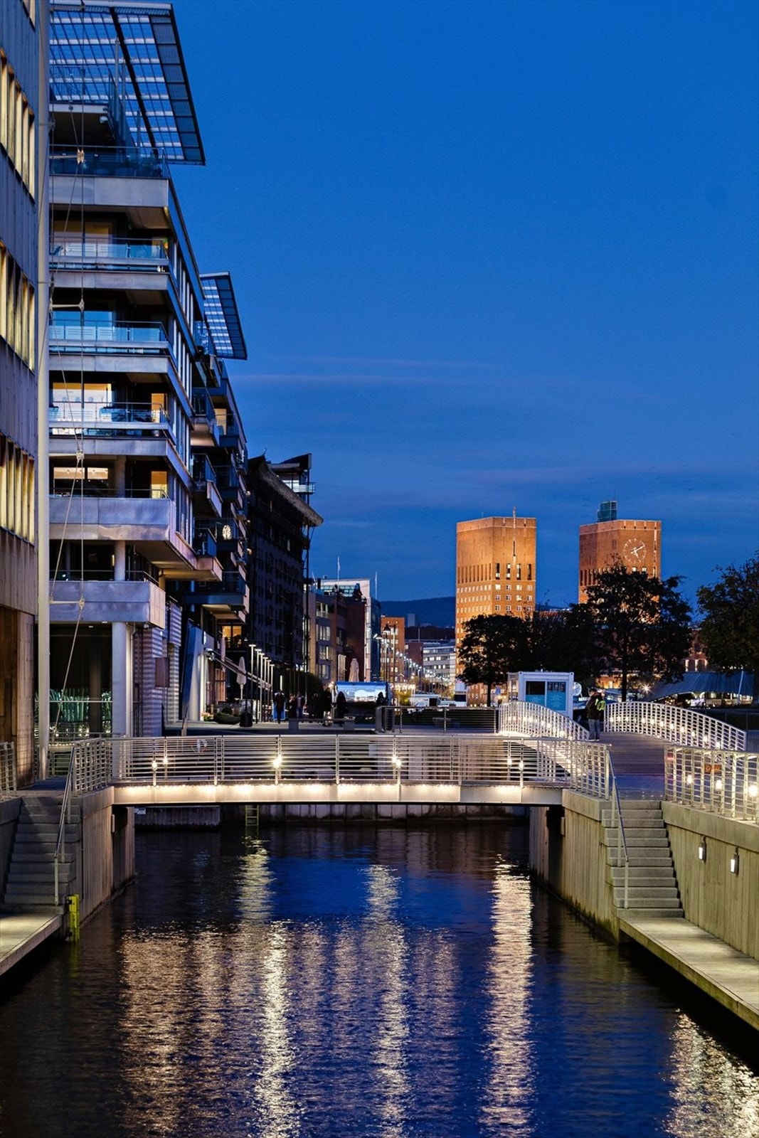 Kveldsstemning på Tjuvholmen, fra leiligheten har man utsikt mot Rådhuset. Galleribilde