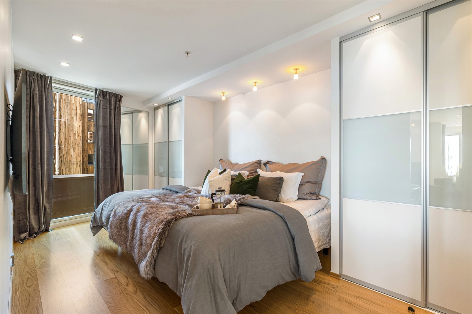 Hovedsoverommet har godt med skapplass. Galleribilde