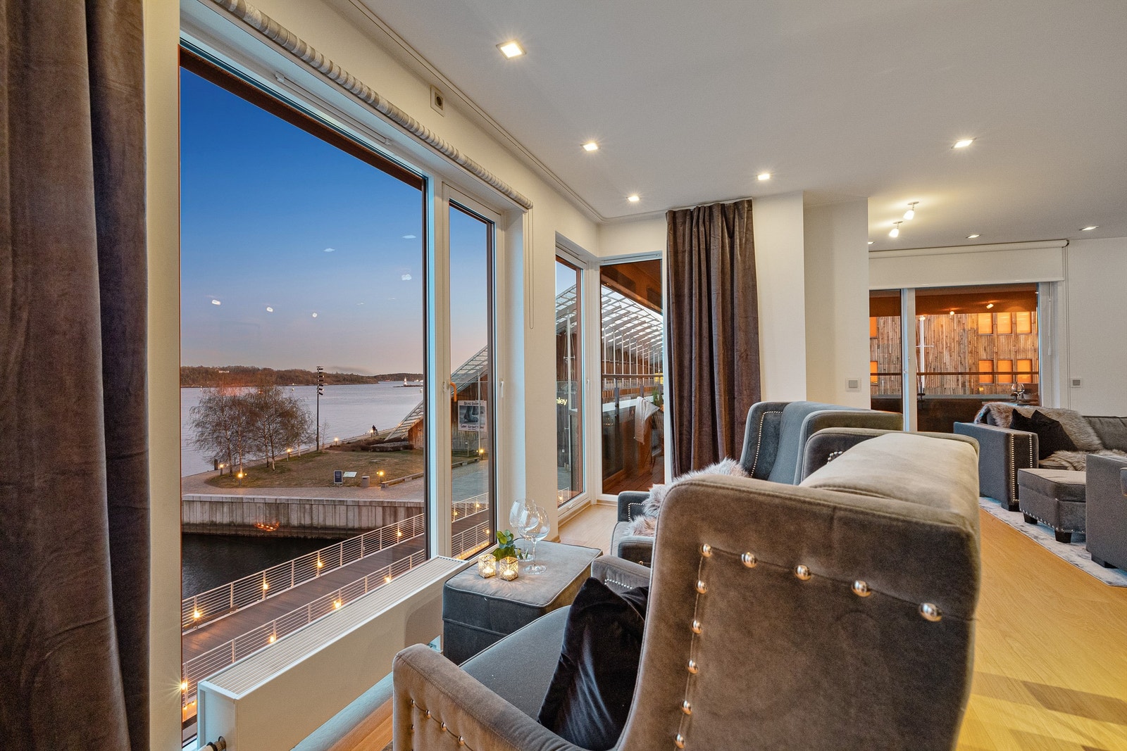 Kveldsstemning fra stuen. Galleribilde