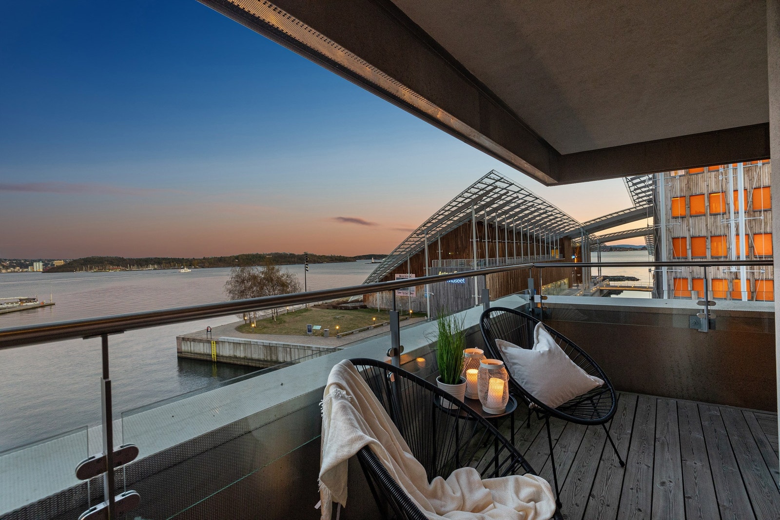 Kveldsstemning fra balkongen. Galleribilde