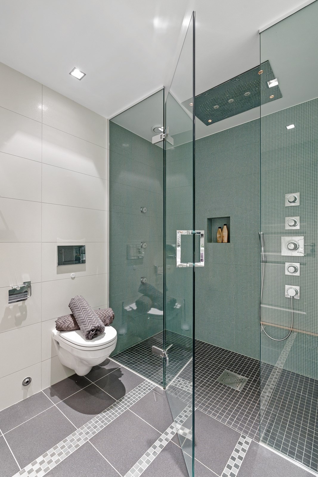 Ekstra stor dusjnisje. Galleribilde