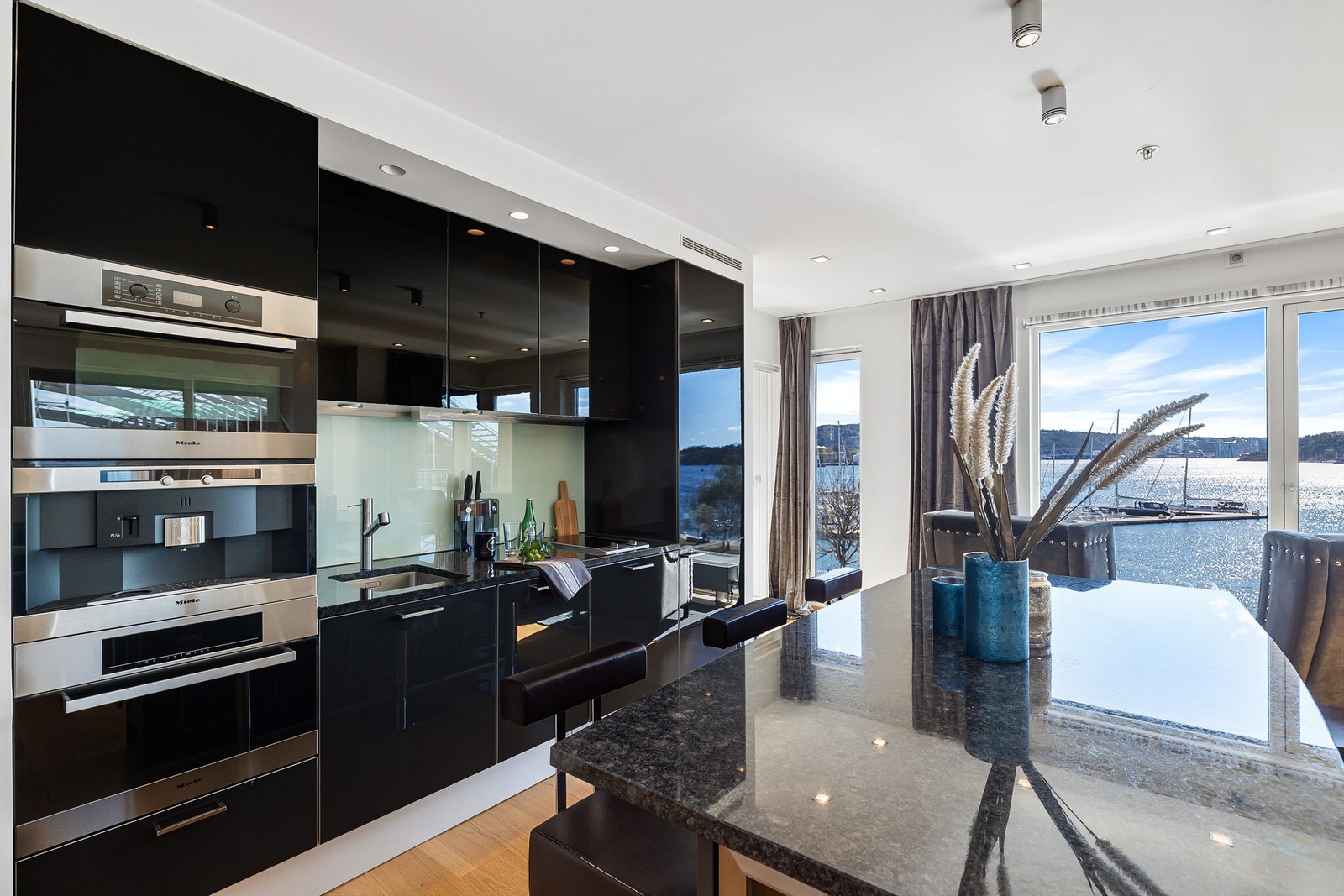 Det er sjøutsikt fra alle rom med vindu. Galleribilde