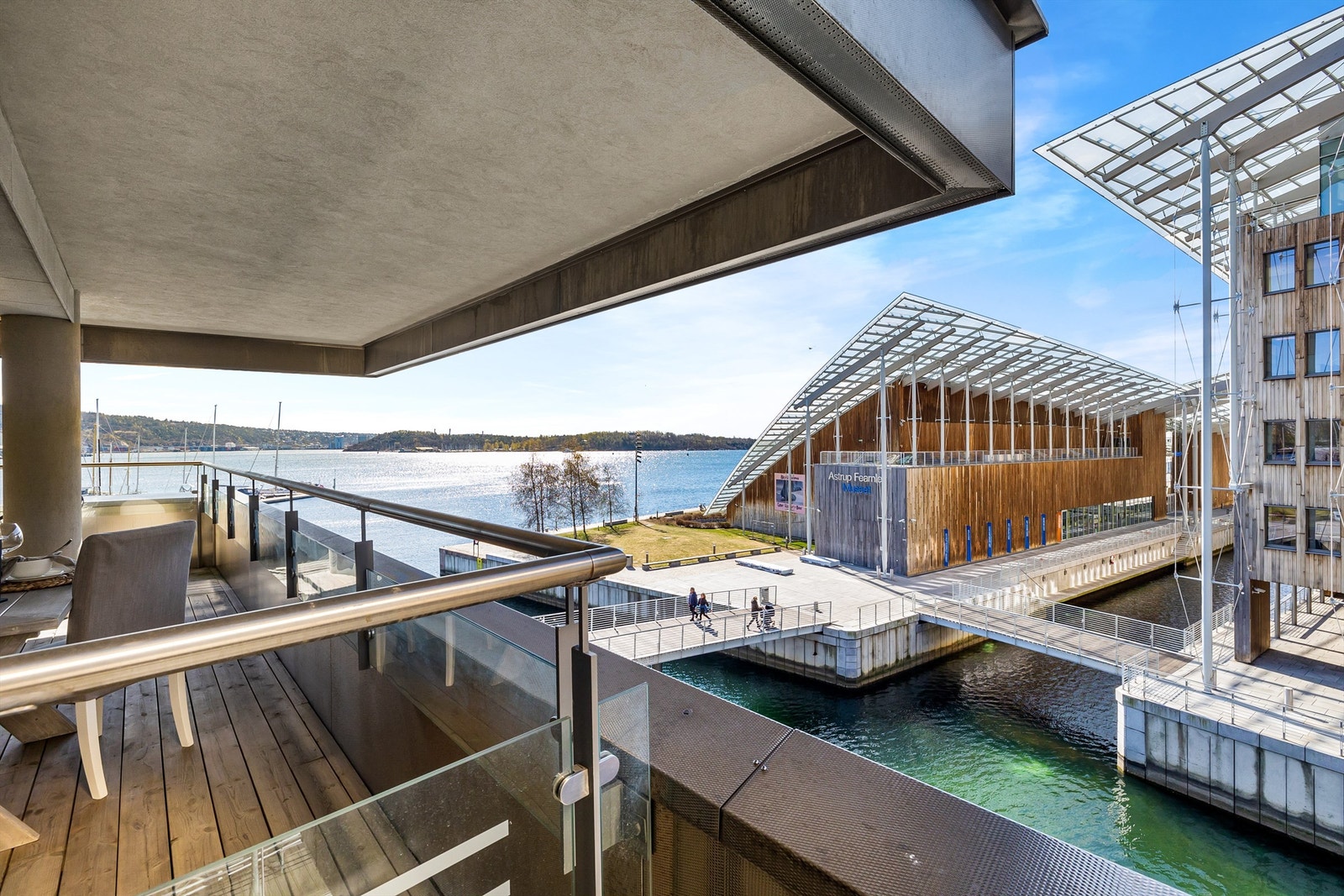 Balkongen vender både mot syd og vest. Galleribilde