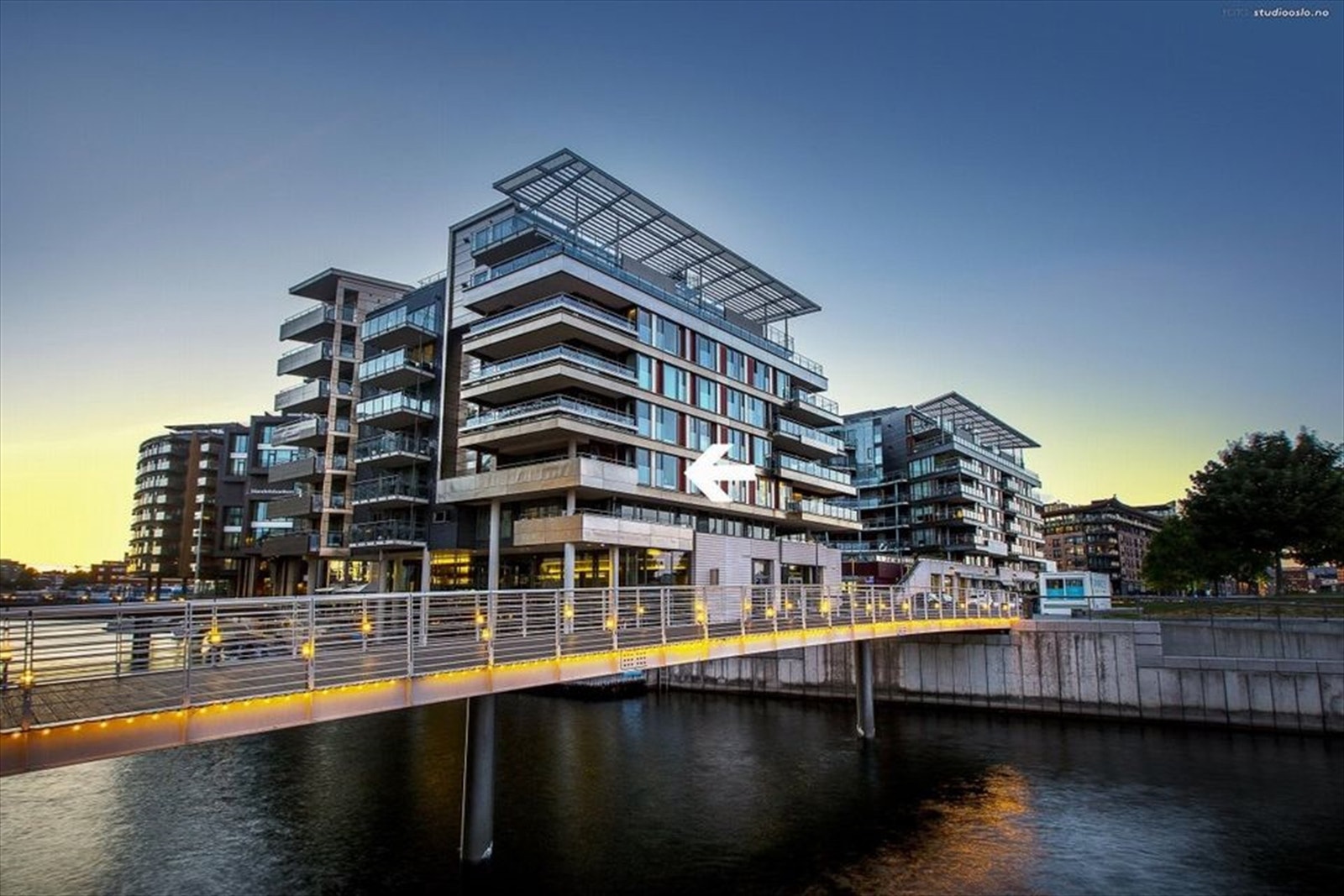 Strandpromenaden 5 ligger på bryggekanten. Galleribilde