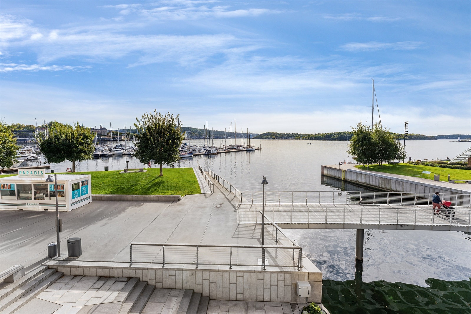 Nydelig utsikt mot båthavnen fra både stuen og balkongen. Galleribilde