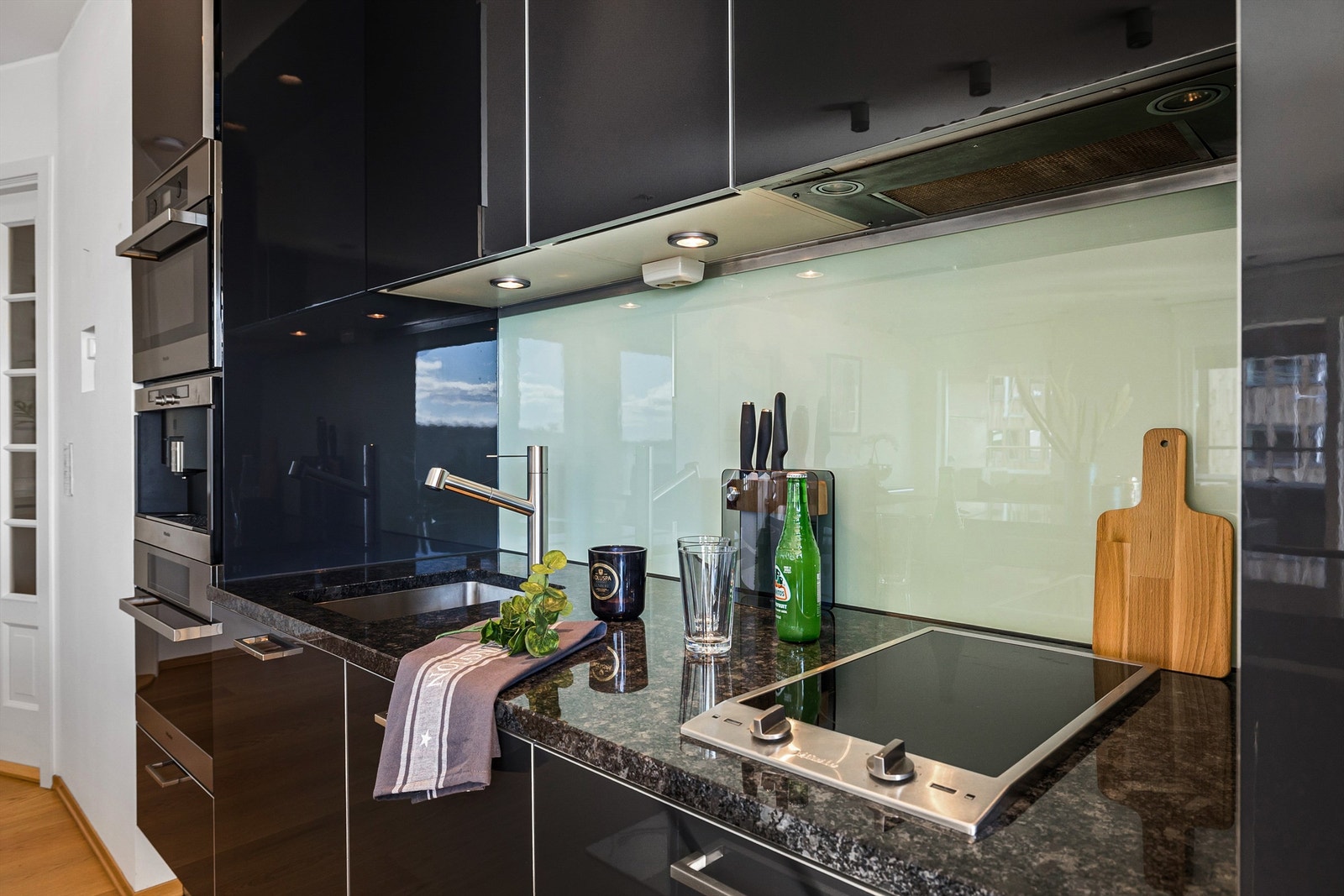 Kjøkkeninnredningen har integrerte hvitevarer fra Miele. Galleribilde