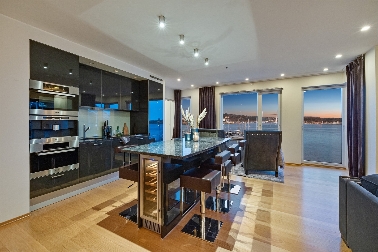 De høystrakte vinduene gjør at man ser mye til sjøen - du føler du sitter om bord i en båt. Galleribilde