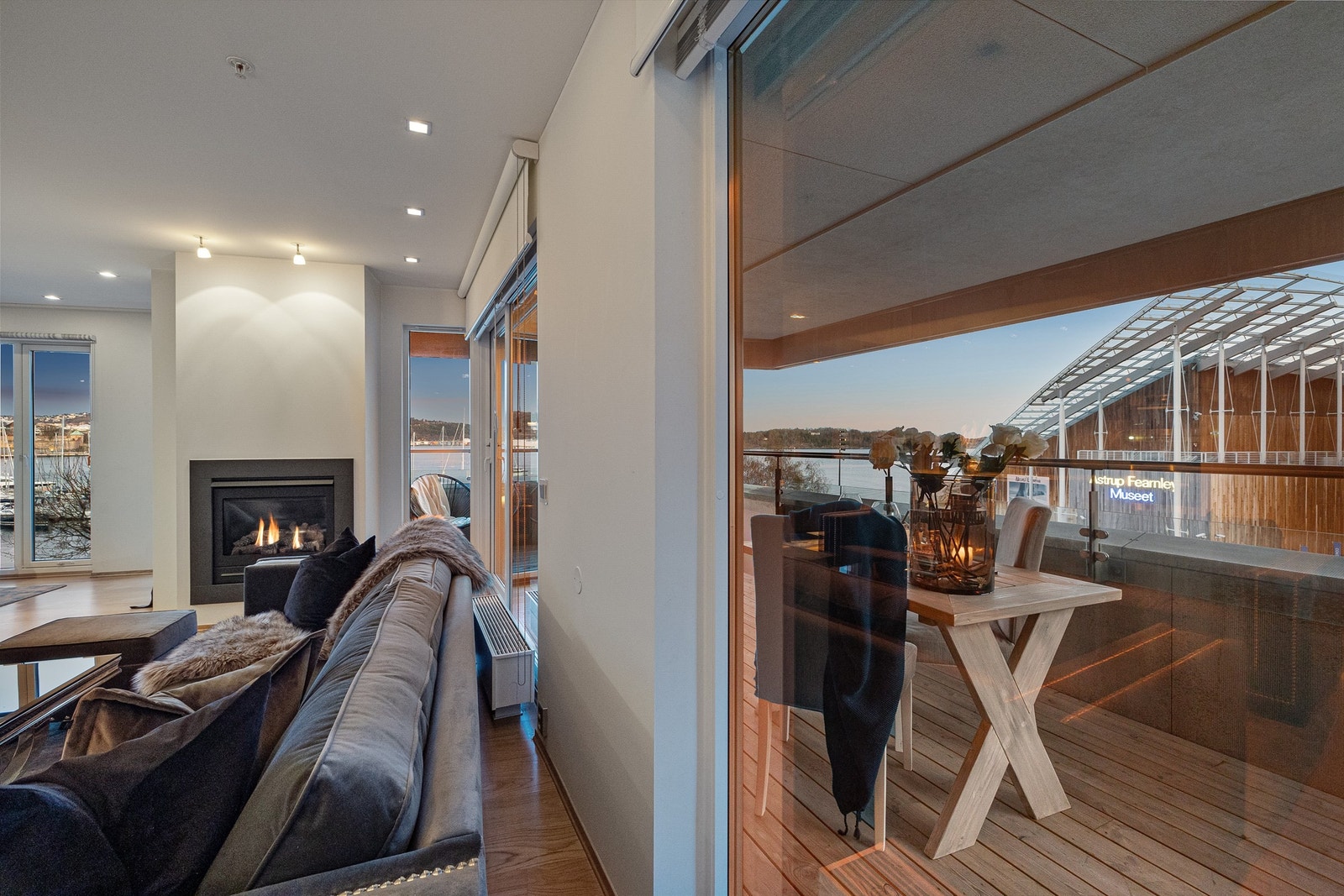 Balkongen går rundt leiligheten på syd og vestsiden. Galleribilde